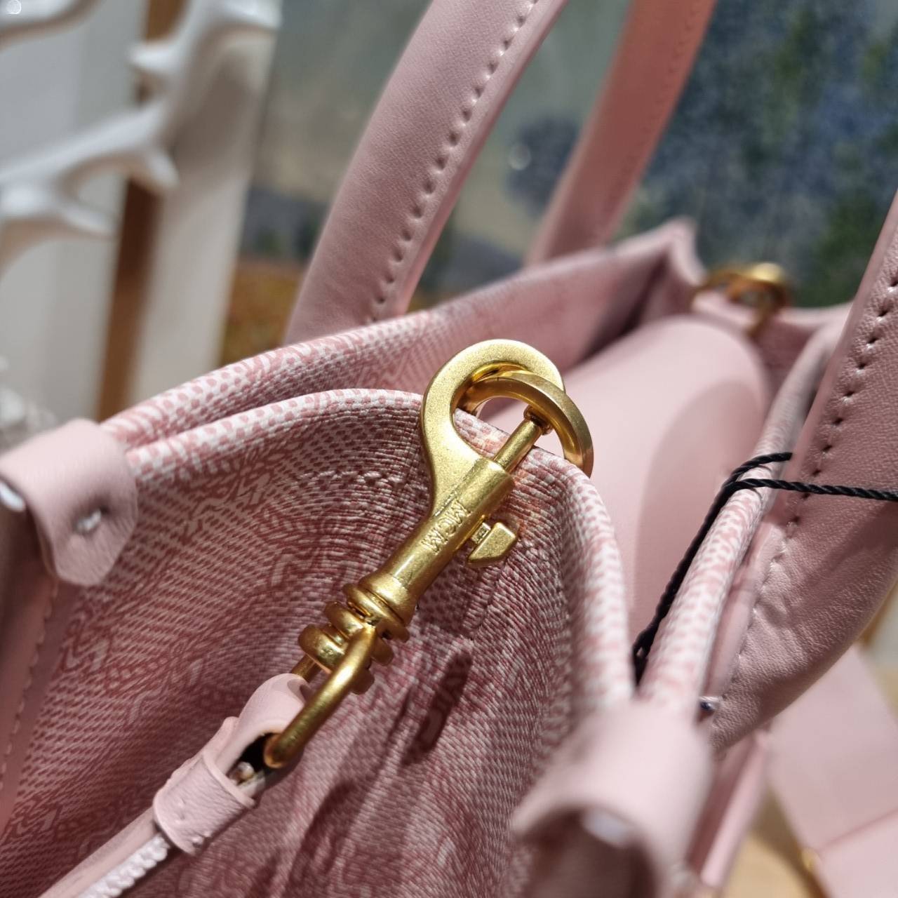 M.C.M HIMMEL SMALL TOTE IN LAURETOS คอลเลคชั่นใหม่ สีเข้าใหม่ ดีไซน์ละมุน น่ารักน่าใช้มากๆ ต้อนรับลวดลาย lauretos ไอคอนิกโมโนแกรมใหม่ ที่สวยแตกต่าง กระเป๋าทรงโท้ท โทนสีเรียบหรู
