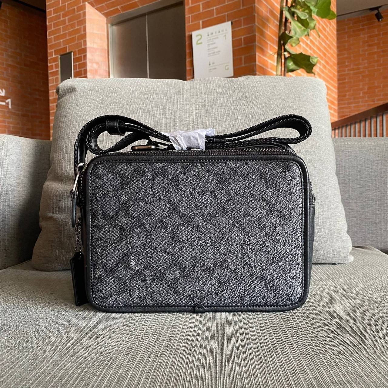 CHARTER CROSSBODY 24 IN SIGNATURE CANVAS (COACH C5341) 😎😎 กระเป๋าสะพายข้าง ไอเท็มยอดฮิตทรงหล่อ เรียบหรู ดูดี เป็นรุ่นที่หนุ่มตามหากันเยอะมาก วัสดุหนังแคนวาสสลับหนังแท้ เปิด-ปิดด้วยซิป 2 ช่อง มีช่องแยกใส่ของเป็นสัดส่วน สะพายไปเที่ยวหรือทำงา