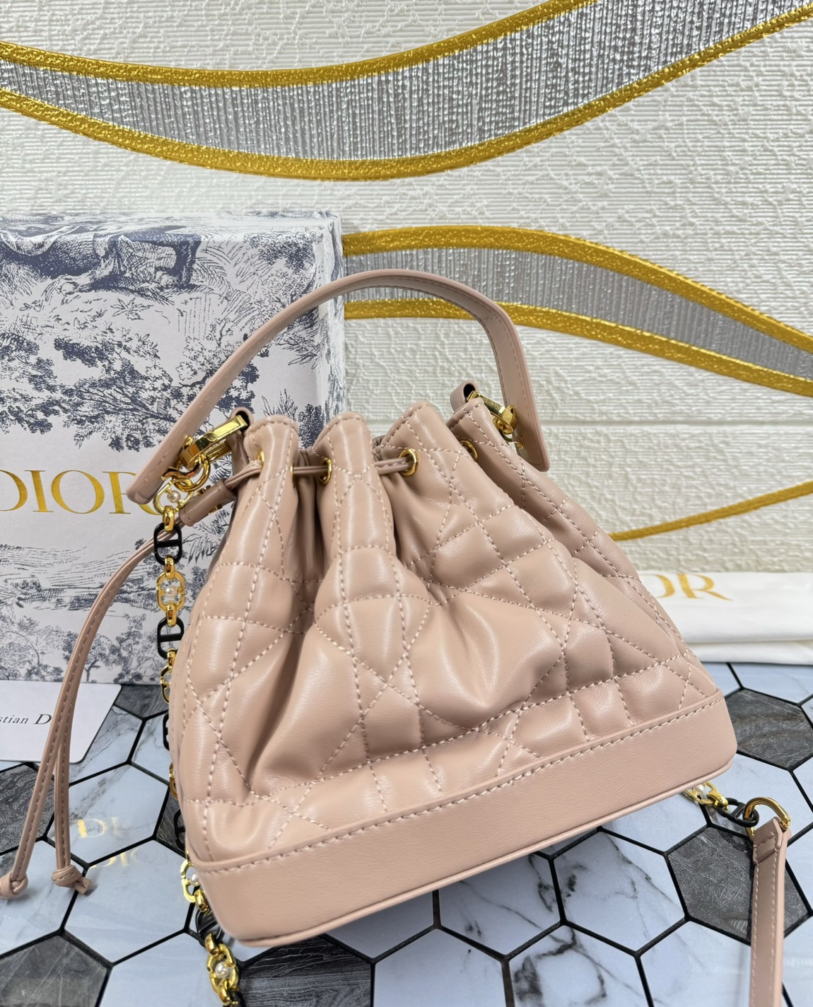 DIOR Small Dior Jolie Bucket Bag กระเป๋าทรงถังรูปทรงทันสมัย สง่างามเหนือกาลเวลา เกรดท็อปออริ สลับแท้ 1:1
