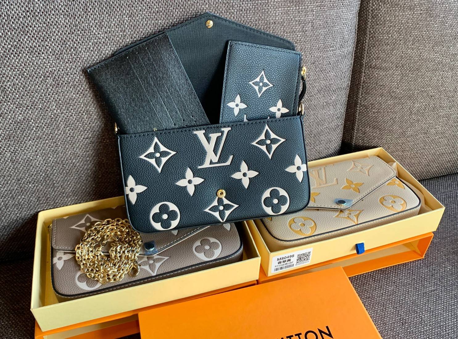 VIP 】Louis Vuitton Pochette Felicie ใบจริงหนังสวยมากๆค่า! ✔️กระเป๋าแบบคลัท มีสายสะพายโซ่มาให้ด้วยค่ะ ✔️หนังแกะสังเคราะห์อย่างดี ลายหนังสวย ปั้มลายแบรนด์ทั้งใบ ✔️รุ่นนี้มาพร้อมกระเป๋าเล็ก สำหรับใส่บัตรได้1ใบ//ใส่ธนบัตรแบบมีซิปรูดอีก1ใบ