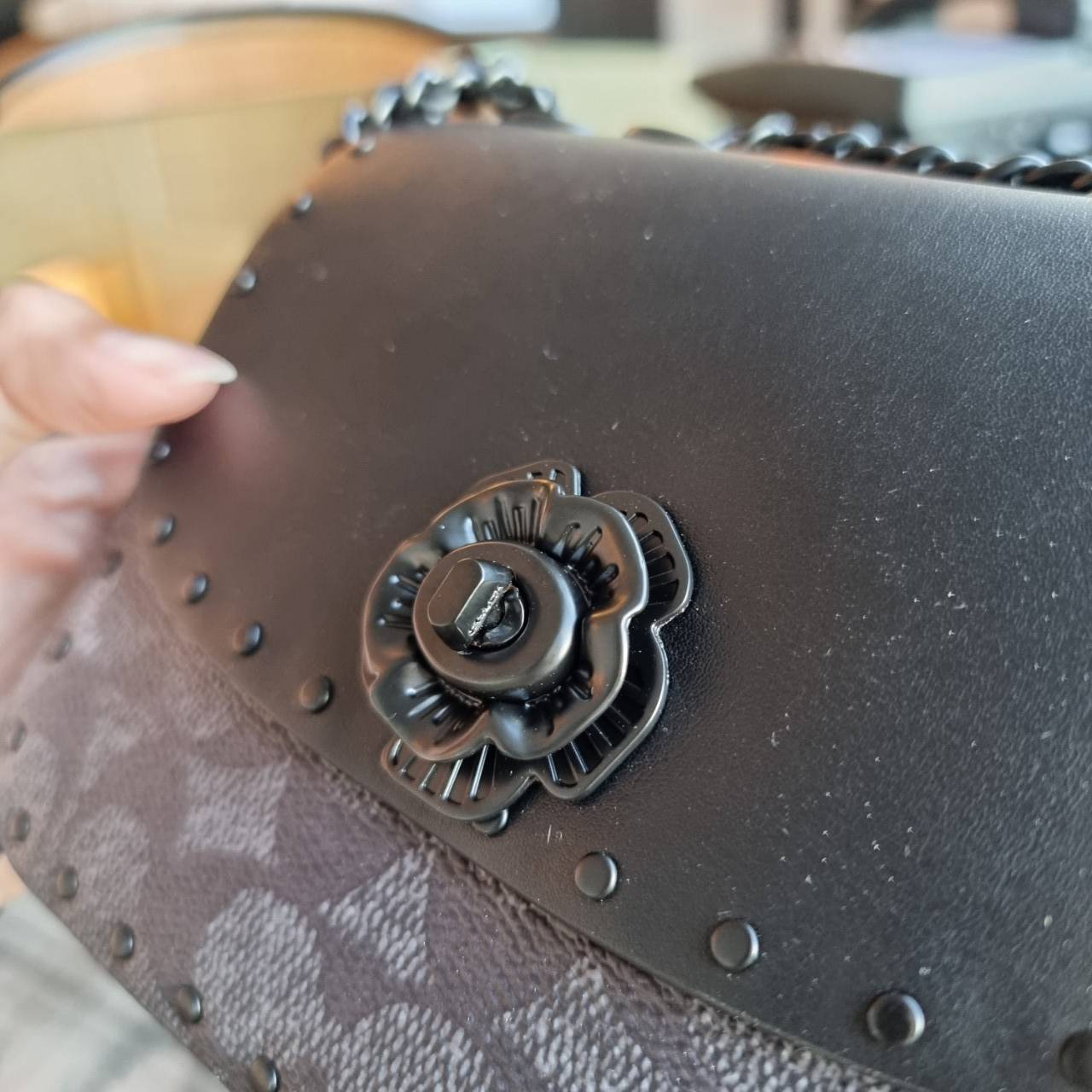 COACH C2462 MADISON SHOULDER BAG 16 IN SIGNATURE CANVAS WITH RIVETS (B4NQ4) กระเป๋าสะพายข้าง ไซส์กะทัดรัด พกพาง่าย น้ำหนักเบา ดีไซน์สวย โดดเด่นด้วยตัวล็อครูปดอกไม้ สีสันตกแต่งตัดกันกับลายซีอย่างลงตัว วัสดุหนังแคนวาสเคลือบลาย ภายในแบ่งสัดส่วนให้อย่างดี มาพ