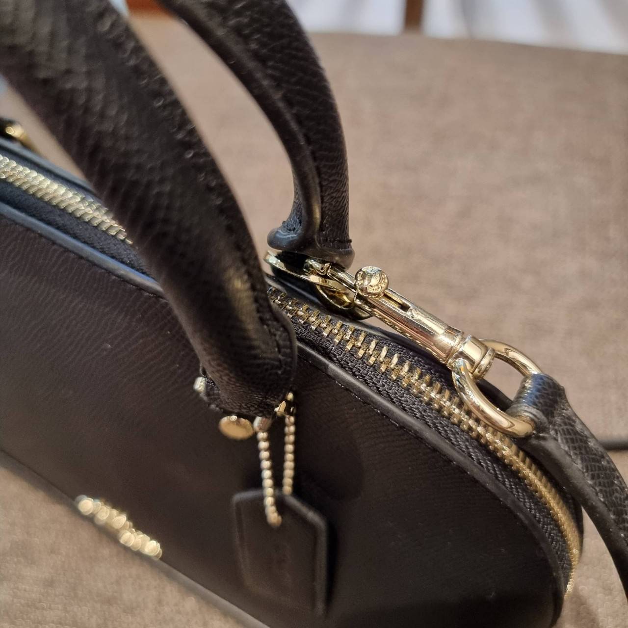 COACH F27591 MINI SIERRA SATCHEL กระเป๋าทรงโดมสุดคลาสสิค สีดำอมตะ ฮิตตลอดกาล มาพร้อมหูจับในตัวและสายสะพายครอสบอดี้ ที่จะคล้องแขนก็ได้อีกลุค หรือจะถือเก๋ๆก็เลิศ วัสดุหนัง crossgrain ทนทาน ดูแลรักษาง่าย ภายในโล่งกว้าง ใส่ของได้ครบไม่ต้องห่วง เป็นไอเท็มที่หา