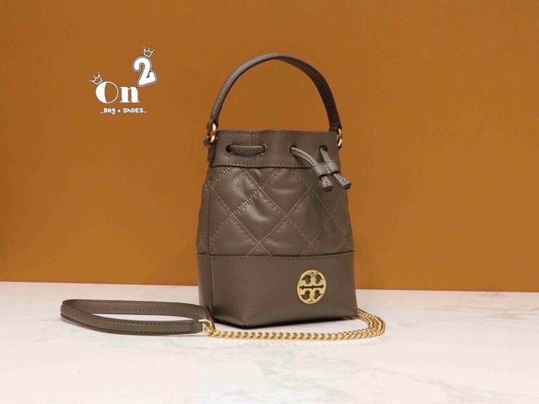 TORY BURCH WILLA MINI BUCKET BAG สุดปัง กระเป๋าสะพายทรงบัคเก็ต สวยผู้ดี โดดเด่นด้วยโลโก้สีทองดูหรู อัพลุคผู้ดี๊ผู้ดี วัสดุหนังแท้ ดีไซน์บุนวม เส้นคมดีเทลหรู เปิด-ปิดหนังรูดปากกระเป๋า มีหูหิ้วในตัว คล้องแขนเก๋ๆ ภายในเป็นช่องโล่ง มีช่องย่อย ใส่ของสำคัญจุกจิ