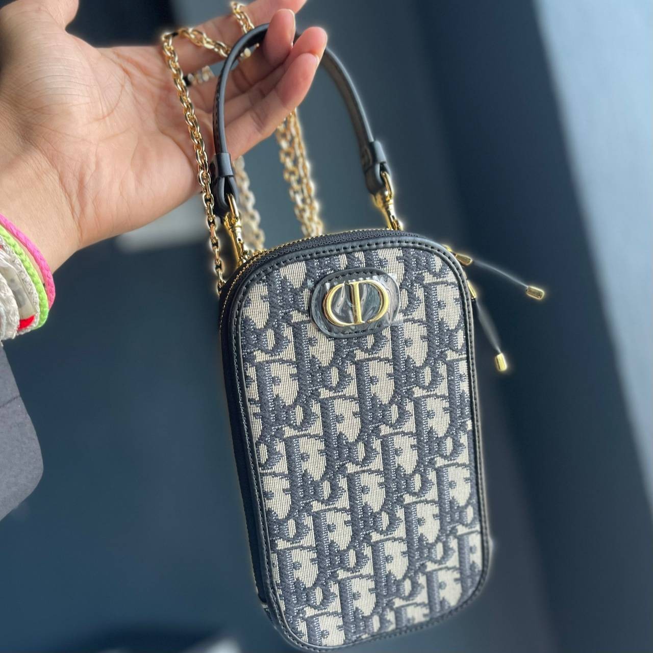 DIOR Phone Bag / DIOR 30 Montaigne Phone Holder Blue Dior Oblique Jacquard เกรดใช้งานสลับของแท้ เกรดออริจินอล กระเป๋าใส่โทรศัพท์ติดโลโก้ CD สีทองด้านหน้ากระเป๋า มีสายโซ่สีทองแบบยาวที่สามารถสะพาย crossbody ได้ และสายหนังเอามาหิ้วเก๋ๆ ก็ได้นะคะ สายทั้ง 2 สา