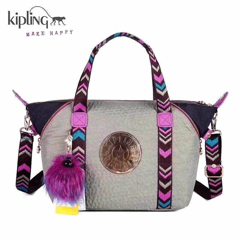 BEST SELLER! NEW! KIPLING ART TOTE BAG กระเป๋าถือหรือสะพายรุ่นใหม่ Special Limited Edition วัสดุ Nylon+Polyester 100% น้ำหนักเบาโดดเด่นที่สามารถรูดซิปมุมกระเป๋าเปลี่ยนทรงได้ไม่จำเจ มีหูหิ้วสะพายไหล่เเละสายยาว crossbody เลื่อนปรับระดับได้ มือจับหูหิ้วเป็นห