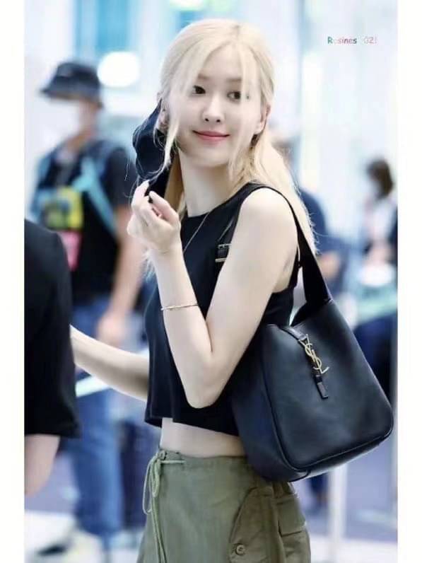 YSL Le 5 a soft hobo bag / YSL Tote 2022 มาใหม่มากก พร้อมส่งที่นี่ที่เดียวเลยค่า กระเป๋าที่สาวๆ ตามหากันหนักจริงๆ ตามรอยคุมโรเซ่ไปเลยค่าา งานเกรดออริจินอล หนังซอร์ฟสวย ภาพสินค้าถ่ายจากงานขายจริง ใช้งานต่างประเทศได้