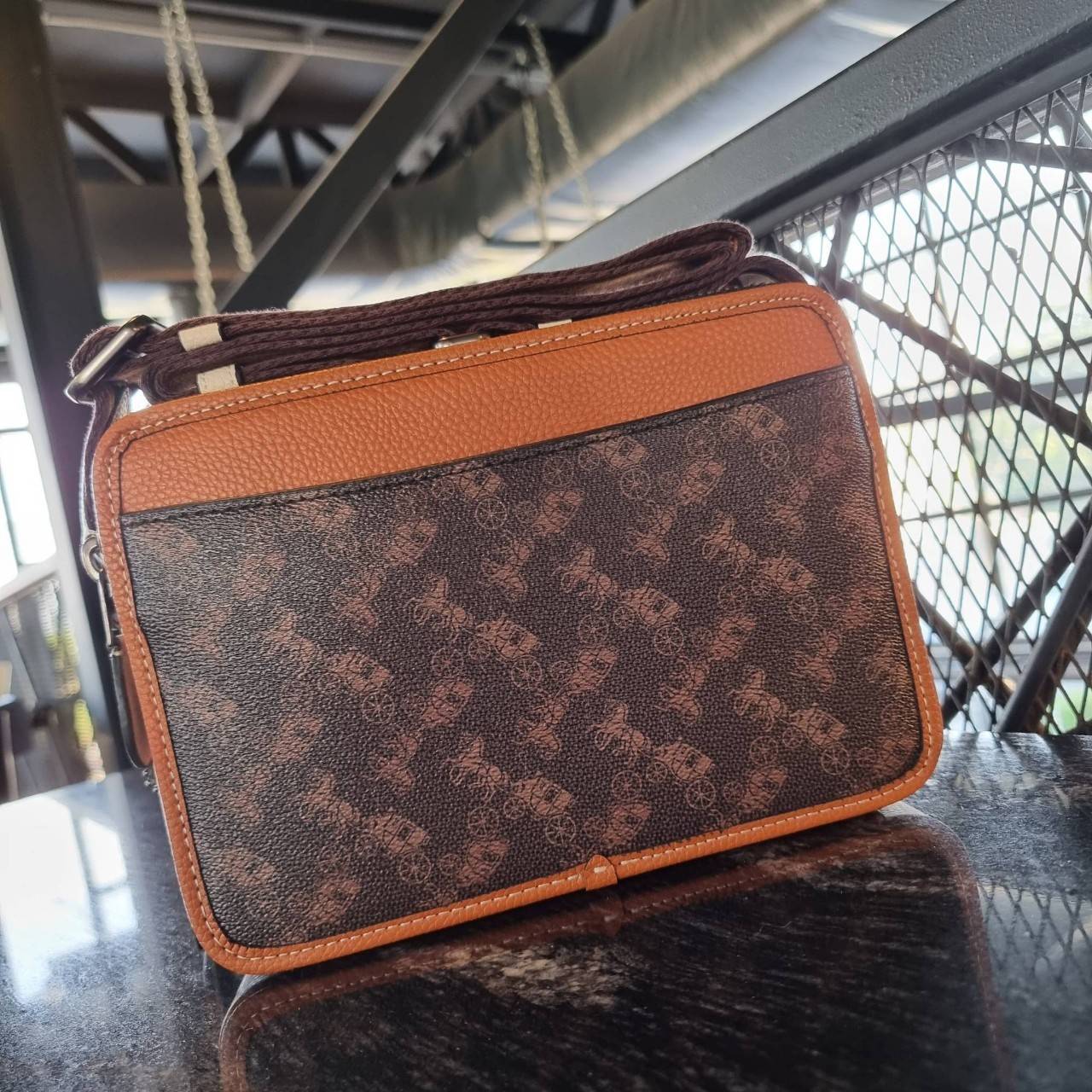 COACH C8445 CHARTER CROSSBODY 24 WITH HORSE AND CARRIAGE PRINT หล่อได้ไม่ซ้ำใคร กับไอเท็มใหม่ล่าสุด ชิคๆคูลๆ กับกระเป๋าสะพายข้าง ดีไซน์ทรงกล่อง ตกแต่งลวดลายดูโดดเด่น วัสดุหนังแคนวาสสลับหนัง pepble มีซิป 2 ฝั่ง ใส่ของได้จุใจ ของสำคัญใส่ไปเลยครบๆ สายสะพายปร