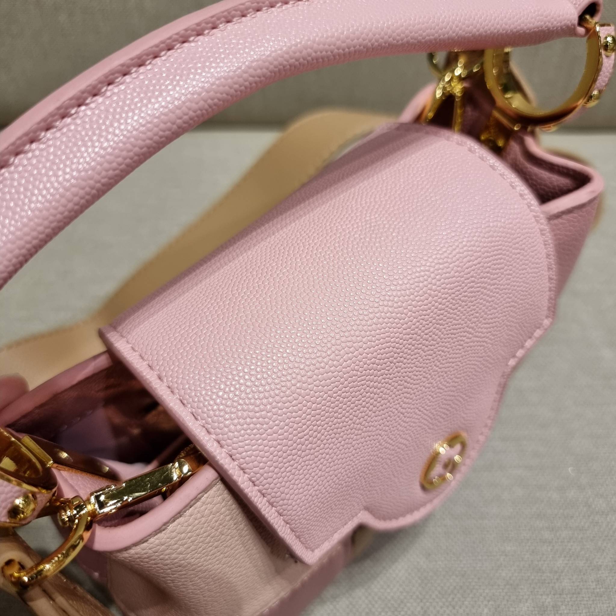 LV capucines mini top handle VIP ที่สุดของความสวยในราคาเบาๆ กระเป๋าถือสุดหรู ดีไซน์ทรงคลาสสิค ที่รอบนี้มาในไซส์มินิ ดีงามม้ากกกก!! มาพร้อมหูจับในตัว ด้วยรูปทรงวินเทจและวัสดุหนังลูกวัว ขับผิว ทำให้ไอเท็มนี้สะกดทุกสายตาจริงๆ และยังมีลูกเล่นที่ฝาปิดกระเป๋า ท