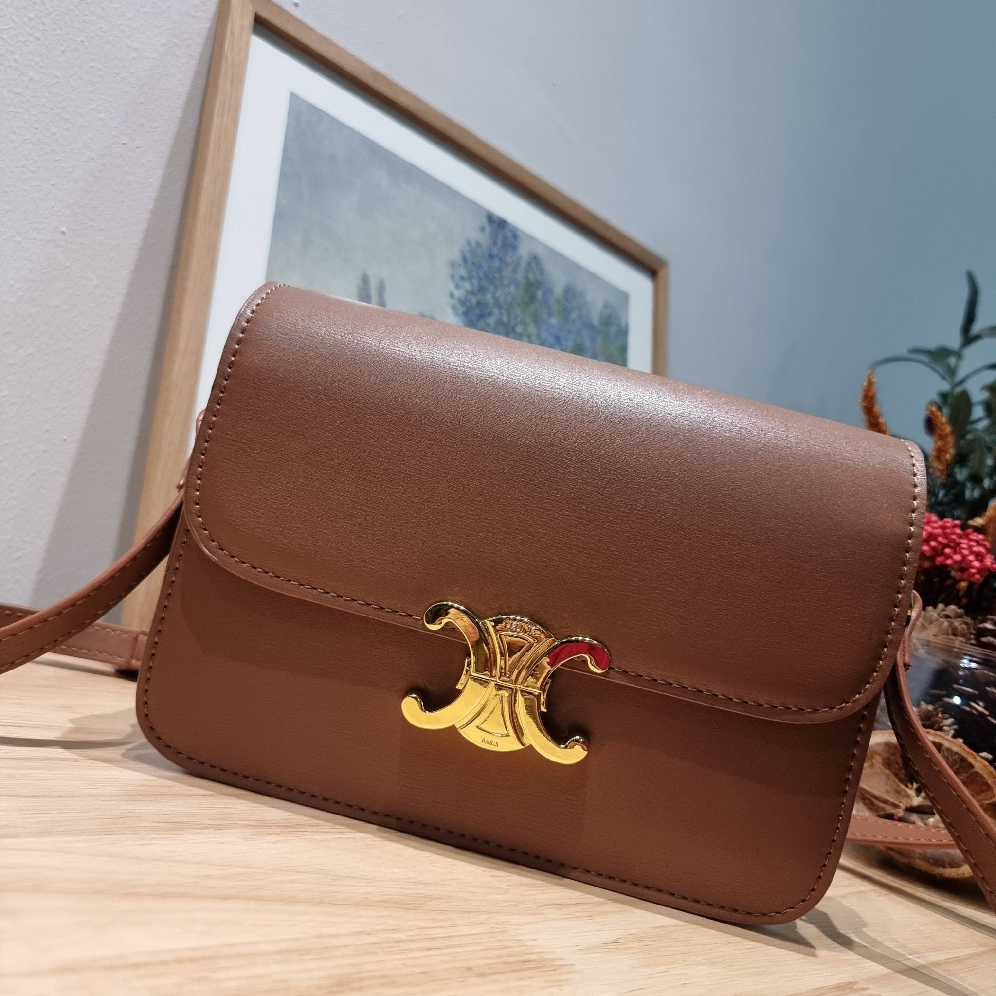 CELINE CLASSIQUE TRIOMPHE BAG IN SHINY CALFSKIN ไอเท็มสุดคลาสสิค ที่ขาดไม่ได้ กระเป๋าสะพายทรงสวยคลาสสิค แฝงความผู้ดี ที่ใช้ได้ทั้งชายหญิง