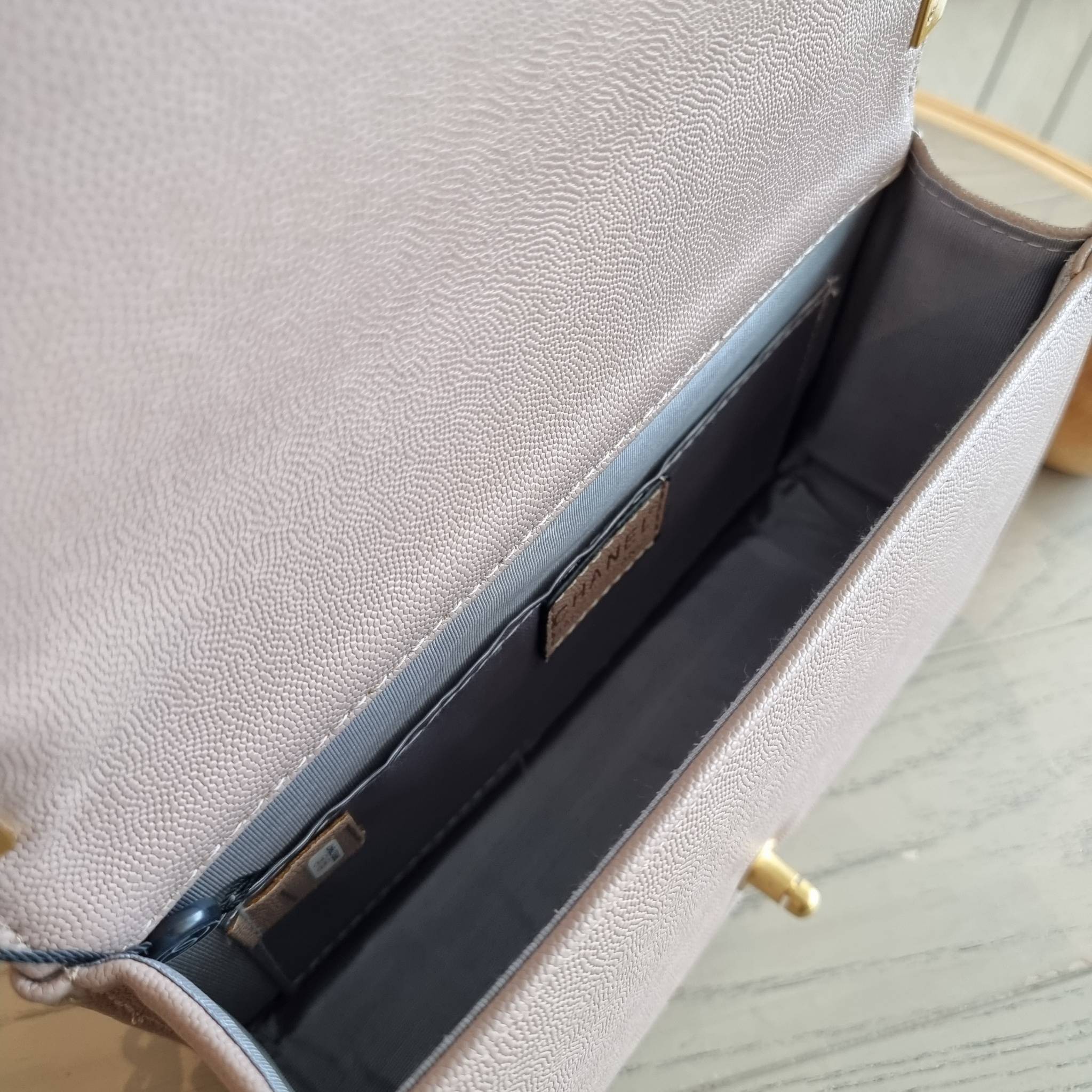 Chanel Boy 10" พร้อมส่งที่ไทย รุ่นสุดฮอต อะไหล่สีทองสุดหรู วัสดุหนังลายคาร์เวีย ทรงคลาสสิคที่สาวๆห้ามพลาด!! ในราคาสุดคุ้ม เปิด-ปิดกระเป๋าด้วยตัวล็อค ภายในโล่งกว้าง ไซส์ใหญ่ใส่ของได้เยอะ มีช่องแยกในกระเป๋า มาพร้อมสายสะพายโซ่สลับหนังรองบ่า (ถอดได้-ปรับ