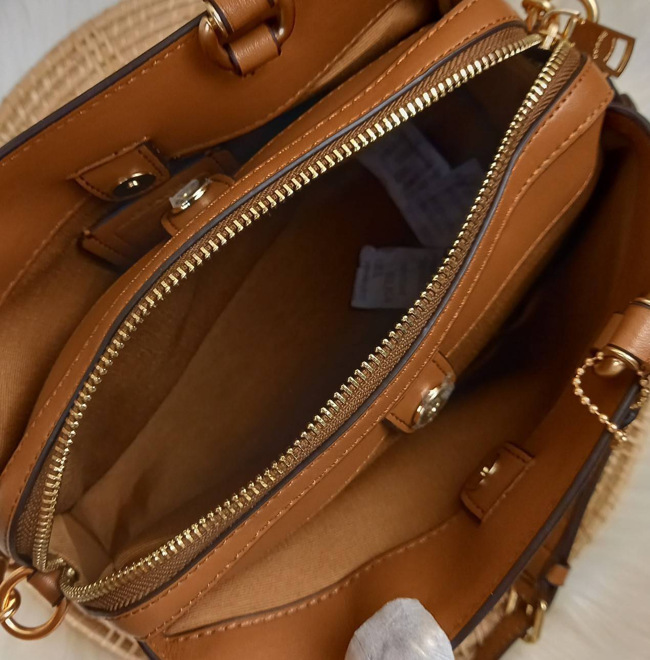 หัวใจจะวาย!! ละมุนมาก ลุคคุณหนูสุดๆ COACH MINI LILLIE CARRYALL (COACH F91494)🌺 ใช้ดีจนต้องบอกต่อ อีกแล้วจ้า ใครๆก็ถามหา😍>>>ทรงถัง รุ่นใหม่ 10 นิ้ว ขนาดกำลังดี เหมาะมือมาก มี 3 ช่องด้านใน ช่องกลาง เปิด-ปิด ด้วยซิป ส่วน 2 ช่องด้านข้