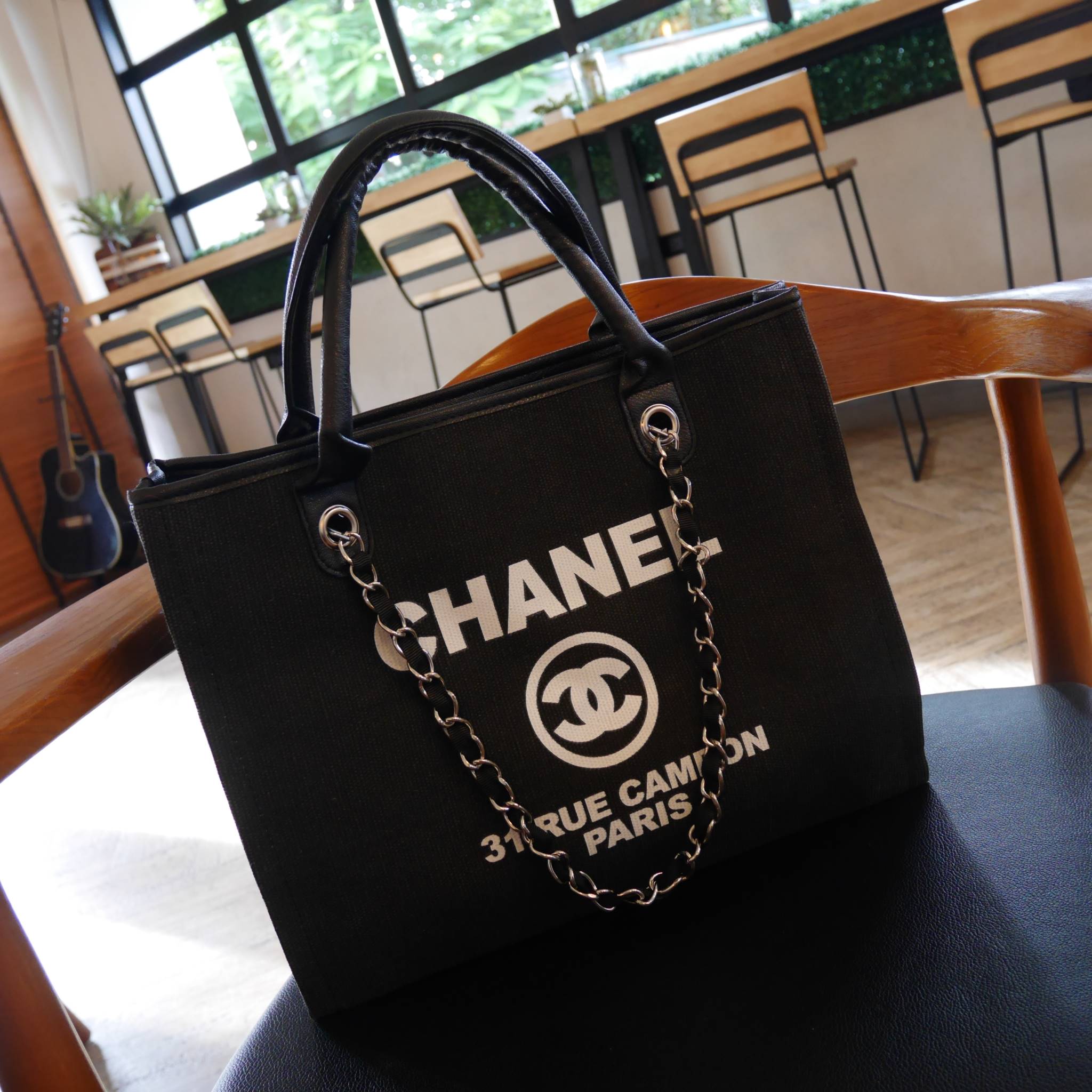สินค้าขายดีที่สุดในสองปี 👏👏 **กลับมาอีกแล้วคะ งาน พรีเมี่ยมกิ้ฟจากแบรนด์ Chanel กระเป๋า ทรง Tote ผ้า canvas เนื้อหนาอย่างดี มีซับใน ด้านหน้าเพ้นโลโก้แบรนด์หรู **จุดเด่นที่ หูจับมี 2 แบบคือ แบบสายหนัง และ โซ่ สามารถ สะพายไหล่ได้คะ ใบใหญุจุข