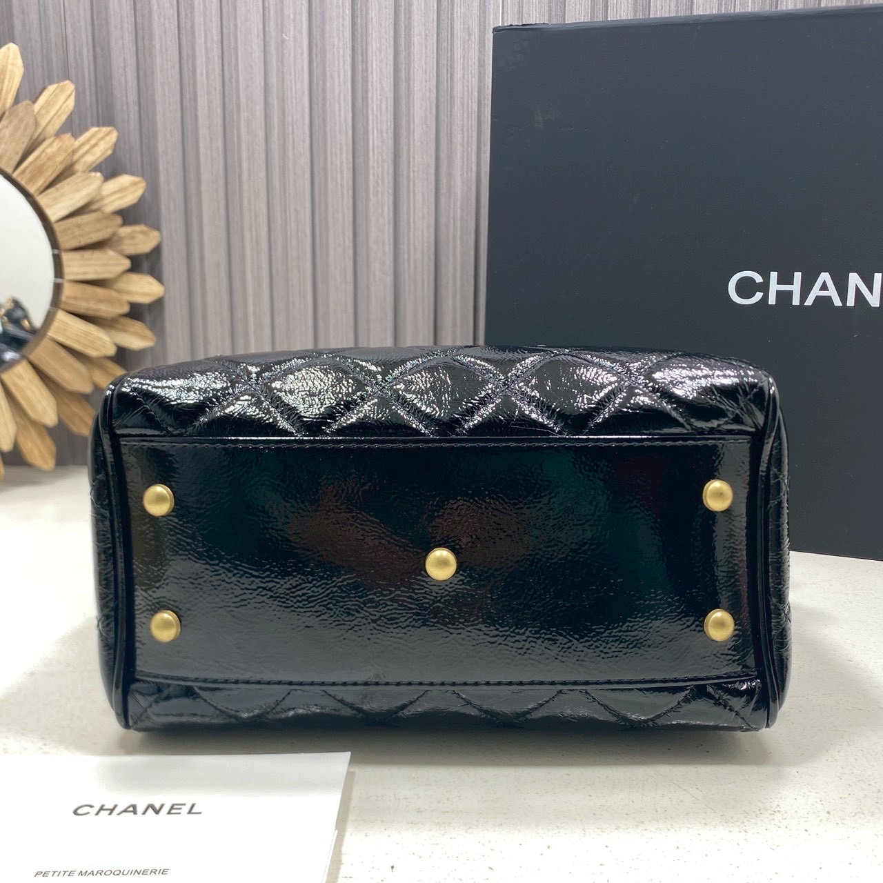 ORI หนังแท้ | Chanel Small Bowling Bag Crumpled Leather / Chanel Keepall Bag กระเป๋าถือ กระเป๋าสะพายรุ่นใหม่ล่าสุด ดีไซน์หนังยับเงา ในคอลเลกชัน Métiers d’art ปี 2024/25 ด้วยลูกเล่นของเนื้อสัมผัสและรูปแบบ