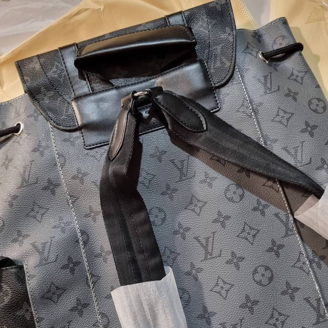 LV Christopher PM Monogram Eclipse Reverse เป้สะพายหลังใบใหญ่ LV MONOGRAM BACKPACK ที่หนุ่มๆตามหากันมากที่สุด LONG WEEKEND กระเป๋าใบใหญ่ต้องมี!! รุ่นสุดฮอต!! ด้วยรูปทรงที่คลาสสิค สไตล์เอกลักษณ์ วัสดุหนังแคนวาส ทนทาน