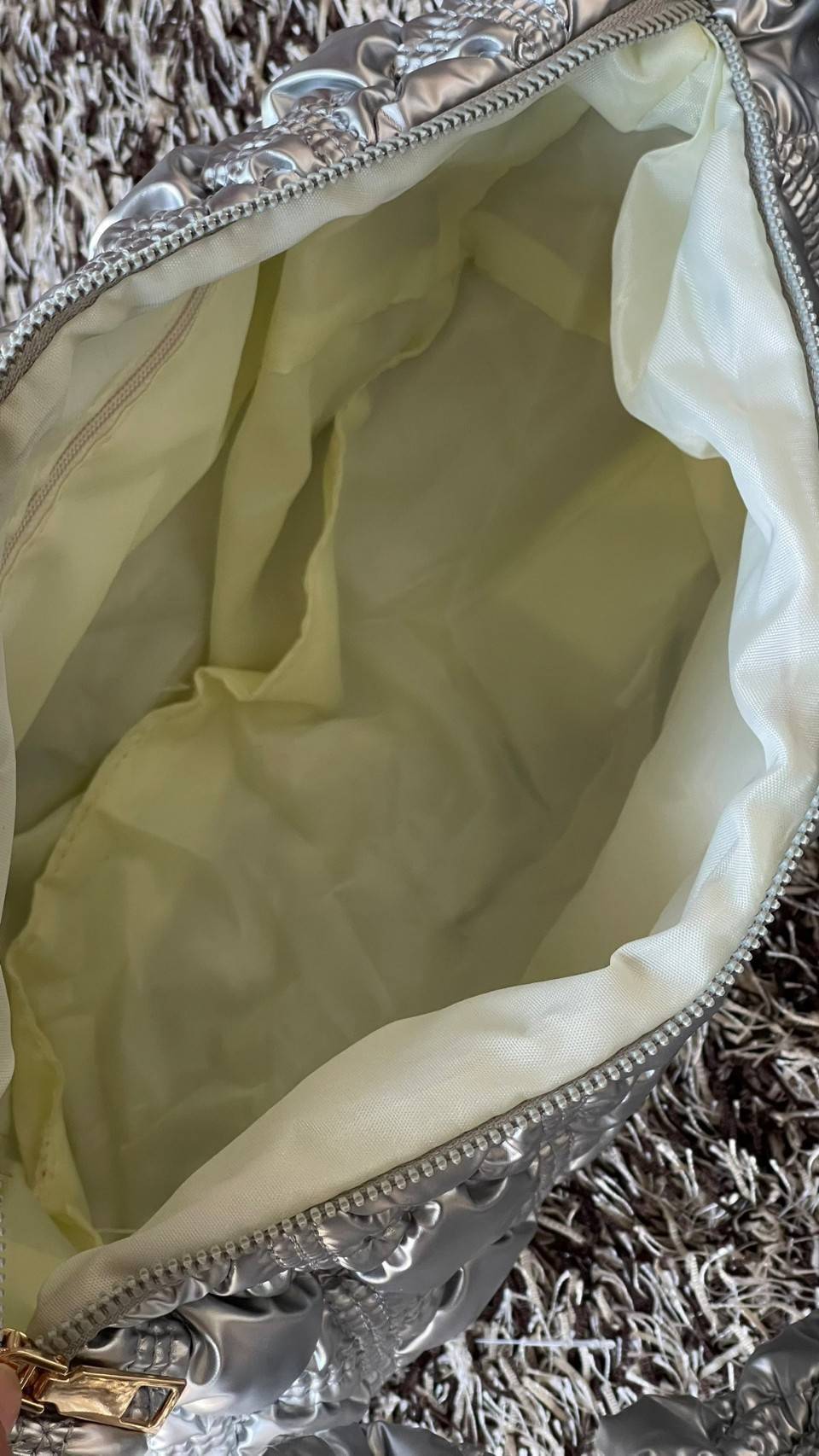 Cozy Shoulder Bag / Carlyn Bag 2022 สายแฟชั่นเกาหลีห้ามพลาด‼️ เป็นกระเป๋าที่กำลังได้รับความนิยมอย่างมากในเวลานี้ ถูกออกแบบมาให้มีลักษณะนุ่มนิ่มไม่ต่างจากพัฟเฟิลโค้ตหรือผ้านวม เลือกหยิบมาใช้ แมตช์เข้ากับคอสตูมได้ในแต่ละวัน