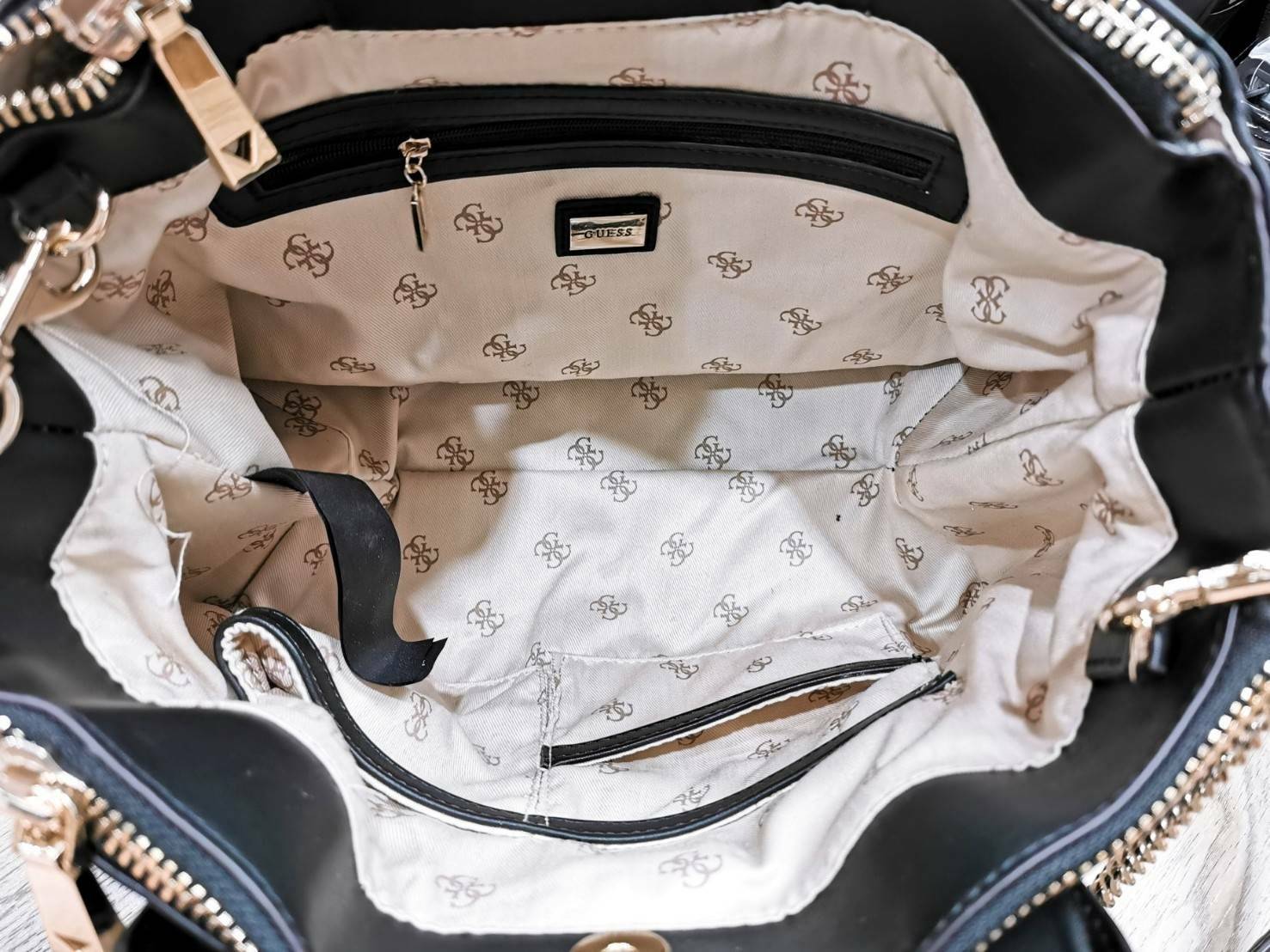 Guess Elliana Quilted-Look Handbag กระเป๋าสะพายรุ่นใหม่ล่าสุดจาก Guess factory วัสดุหนังนิ่มเรียบเดินเส้นลายตารางสวยดูดี ขนาดกำลังดี น้ำหนักเบา ด้านหน้าประดับโลโก้แบรนด์สวยโดดเด่น มีช่องใส่ของหลายช่อง เปิดปิดด้วยกระดุมแม่เหล็กและช่องซิป ภายในโล่งกว้างมีช่