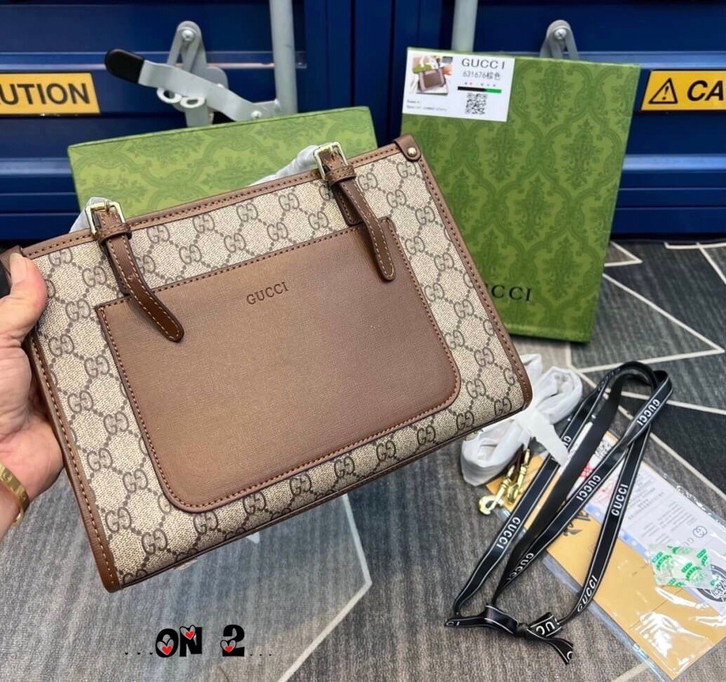GUCCI TOTE BAG / GUCCI Shopping Bag กระเป๋าสะพายไหล่ทรง tote หูยาว ซิปบน มาพร้อมสายสะพายยาวถอดได้ ด้านในมีช่องซิปเล็กงานปั๊มแบรนด์ทุกจุด ตัวจริงสวยน่าใช้มากค่ะ