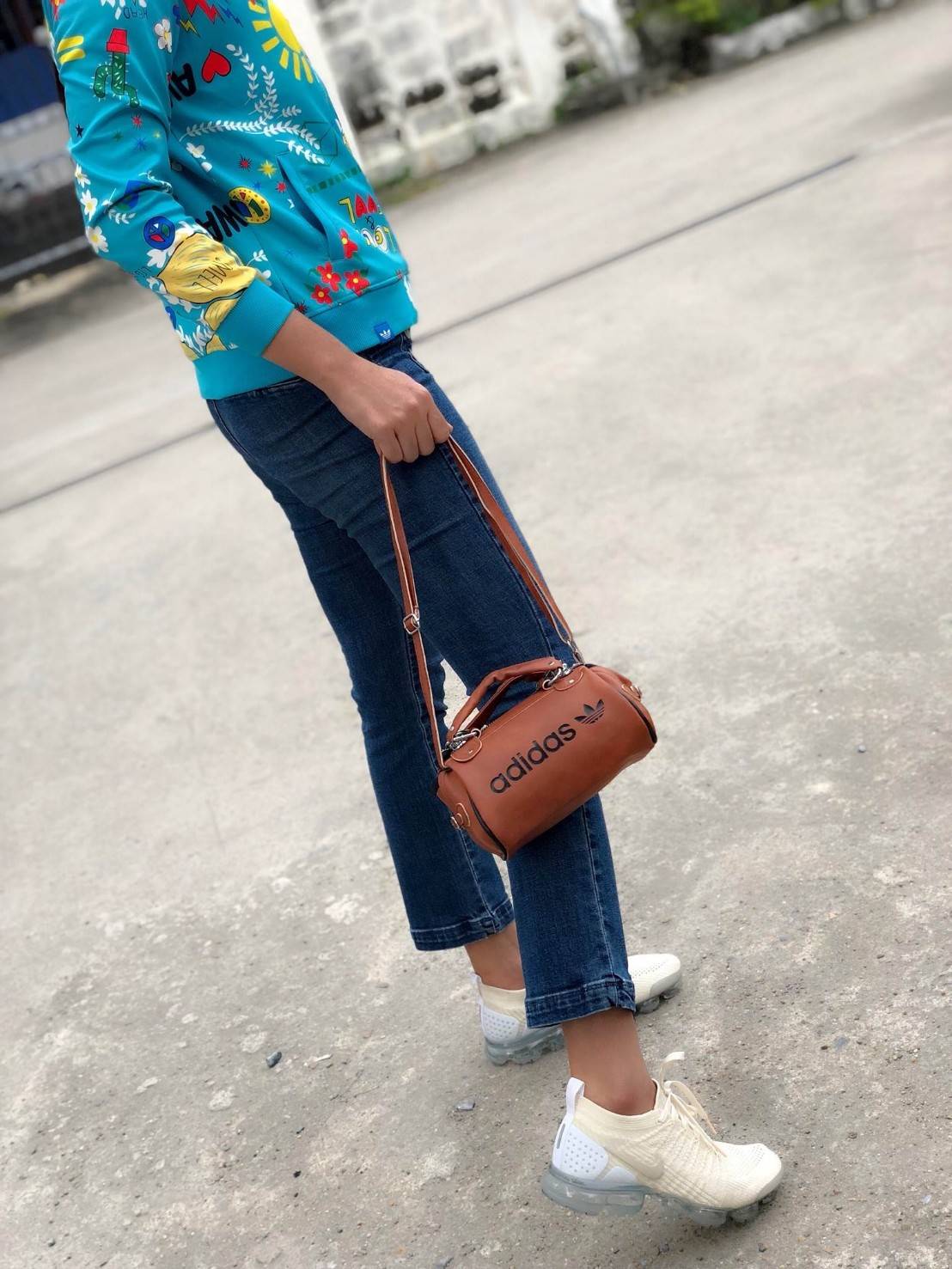 Adidas mini shoulder bag and messenger bag 2018 พร้อมส่ง กระเป๋าสะพายข้างแนว Sport วัสดุ pu หนังนิ่ม น้ำหนักเบาค่ะ ใช้ได้ทั้งด้านหน้าและหลังค่ะ ตัวกระเป๋าสกรีนโลโก้แบรนด์ เปิดปิดกระเป๋าแบบซิป ภายในโล่ง กว้างสามารถใส่มือถือได้ กระเป๋าสตางค์ใบเล็กได้ หรือขอ