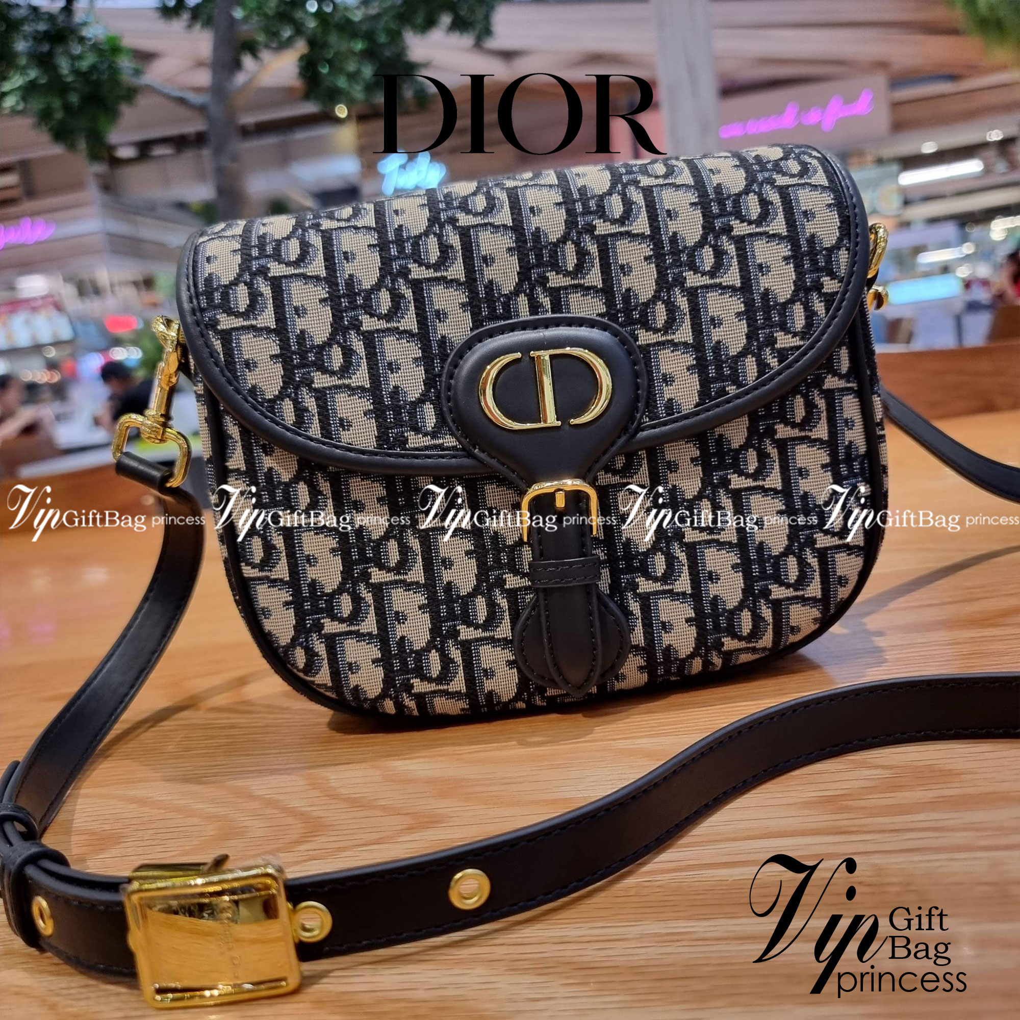 DIOR CD MEDIUM BOBBY BAG กระเป๋าสะพายข้างพรีเมี่ยมกิ๊ฟทรงสวย ดีไซน์ย้อนยุค เป็นเอกลักษณ์ไม่เหมือนใคร เปิด-ปิดด้วยกระดุมแม่เหล็ก ใช้งานง่าย อะไหล่ทองดูหรู ภายในเป็นช่องโล่ง มาพร้อมสายสะพาย crossbody ถอดออกได้ ปรับได้ จะถือเป็นคลัทช์ออกงานก็ได้ สะพายไปทำงาน