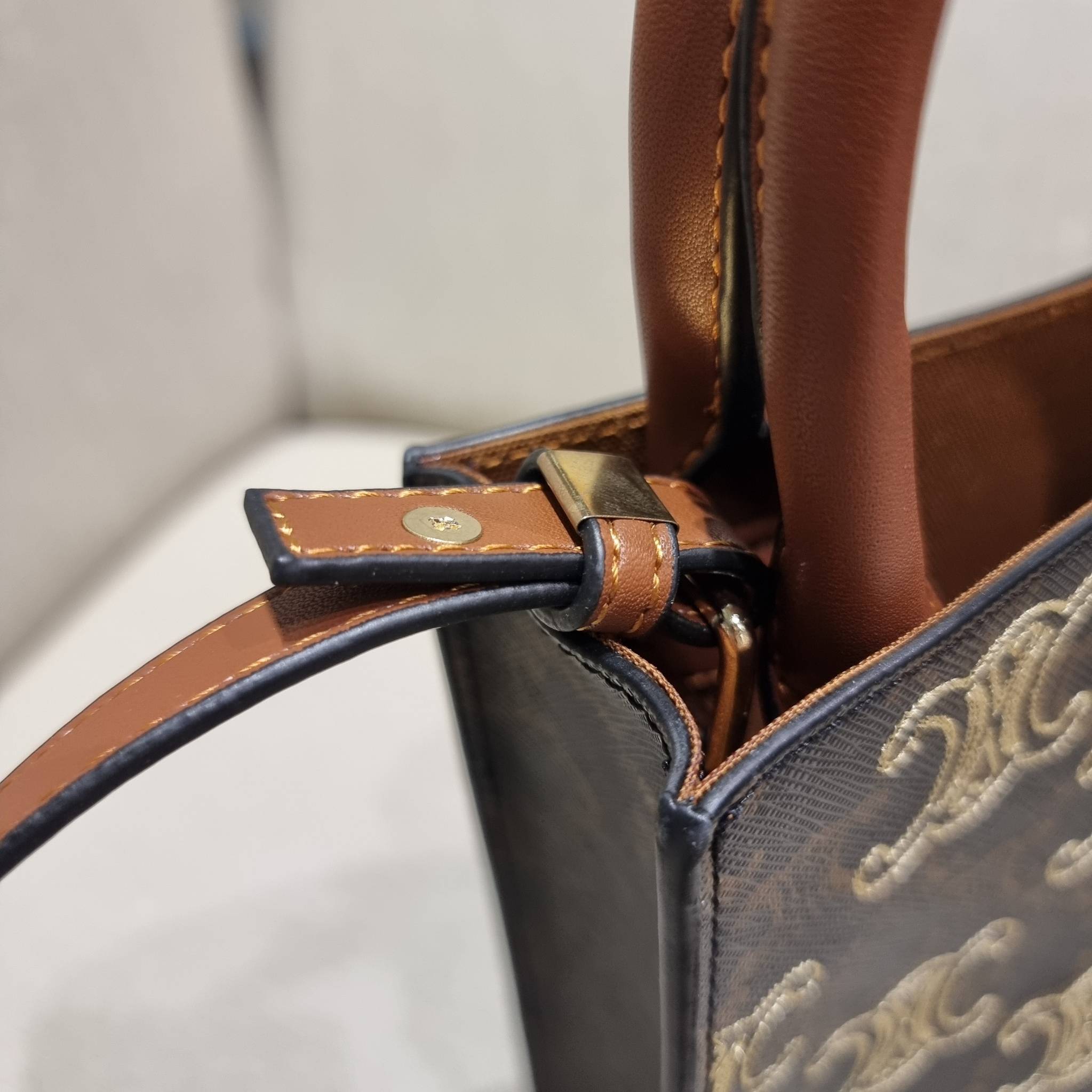 VIP 🥂 CELINE MINI VERTICAL CABAS IN TRIOMPHE CANVAS WITH TRIOMPHE HEART EMBROIDERY ใหม่พร้อมเสิร์ฟ กับกระเป๋าสะพายทรงโท้ท ไซส์มินิ ขนาดกำลังสวยพอดี สะดวกพกพา โดดเด่นด้วยโลโก้ลายปัก ดีเทลเดินด้ายรูปหัวใจ เพิ่มดีเทลความแพงไปอีก วัสดุหนังแคนวาส มีหูจ