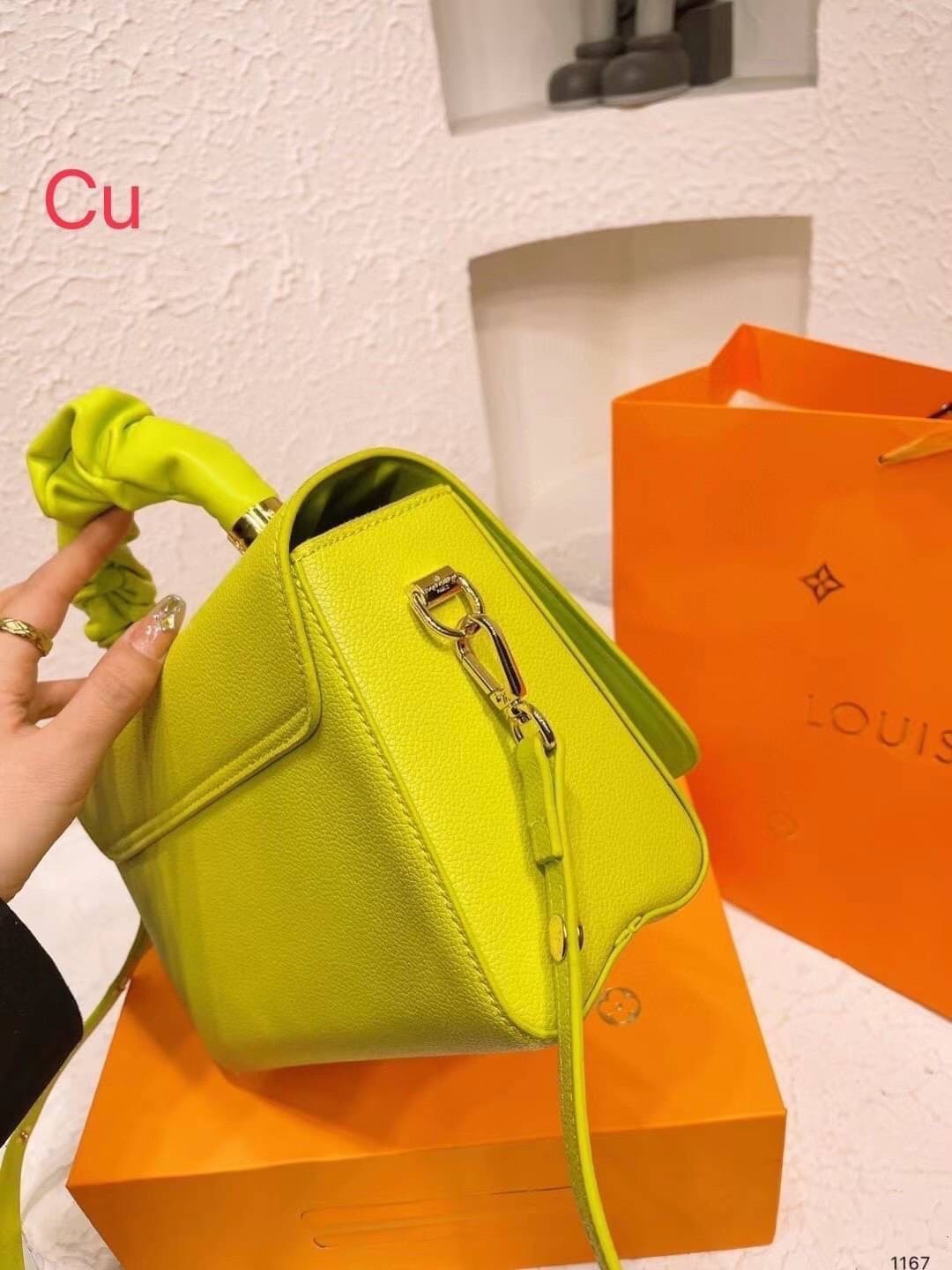 LV TWIST top handle ที่สุดของความสวยในราคาเบาๆ กระเป๋าถือสุดหรู ดีไซน์ทรงคลาสสิค ดีงามม้ากกกก!! มาพร้อมหูจับในตัว ด้วยรูปทรงวินเทจ พร้อมส่งครบ box set ในราคาที่คุ้มที่สุด จัดเถอะค่า ยืนยันว่าสวยคุ้ม!!