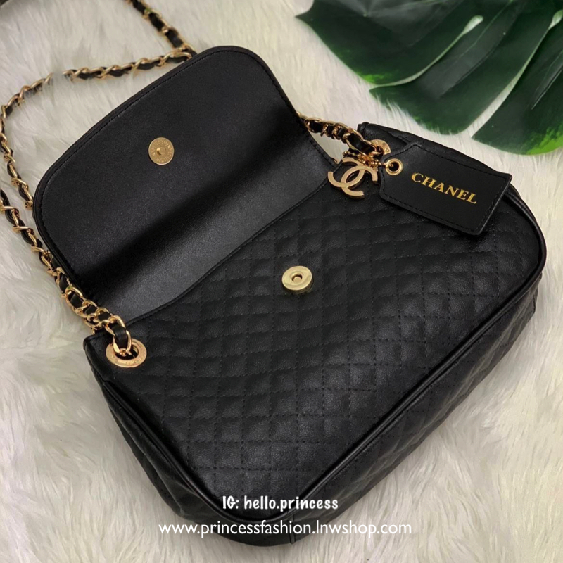 Chanel Quilted Shoulder Bag With Chain VIP Gift With Purchase (GWP) VIP. Gigt ของแท้! Chanel Perfume Counter ขนาดกำลังดี น้ำหนักเบา วัสดุหนัง pu. ลายตาราง เปิดปิดด้วยฝาปิดกระดุมแม่เหล็ก ด้านหน้ามีโลโก้แบรนด์ ประดับ Tagหนังดูมีดีเทล อะไหล่แบรนด์รอบใบ ภายใน