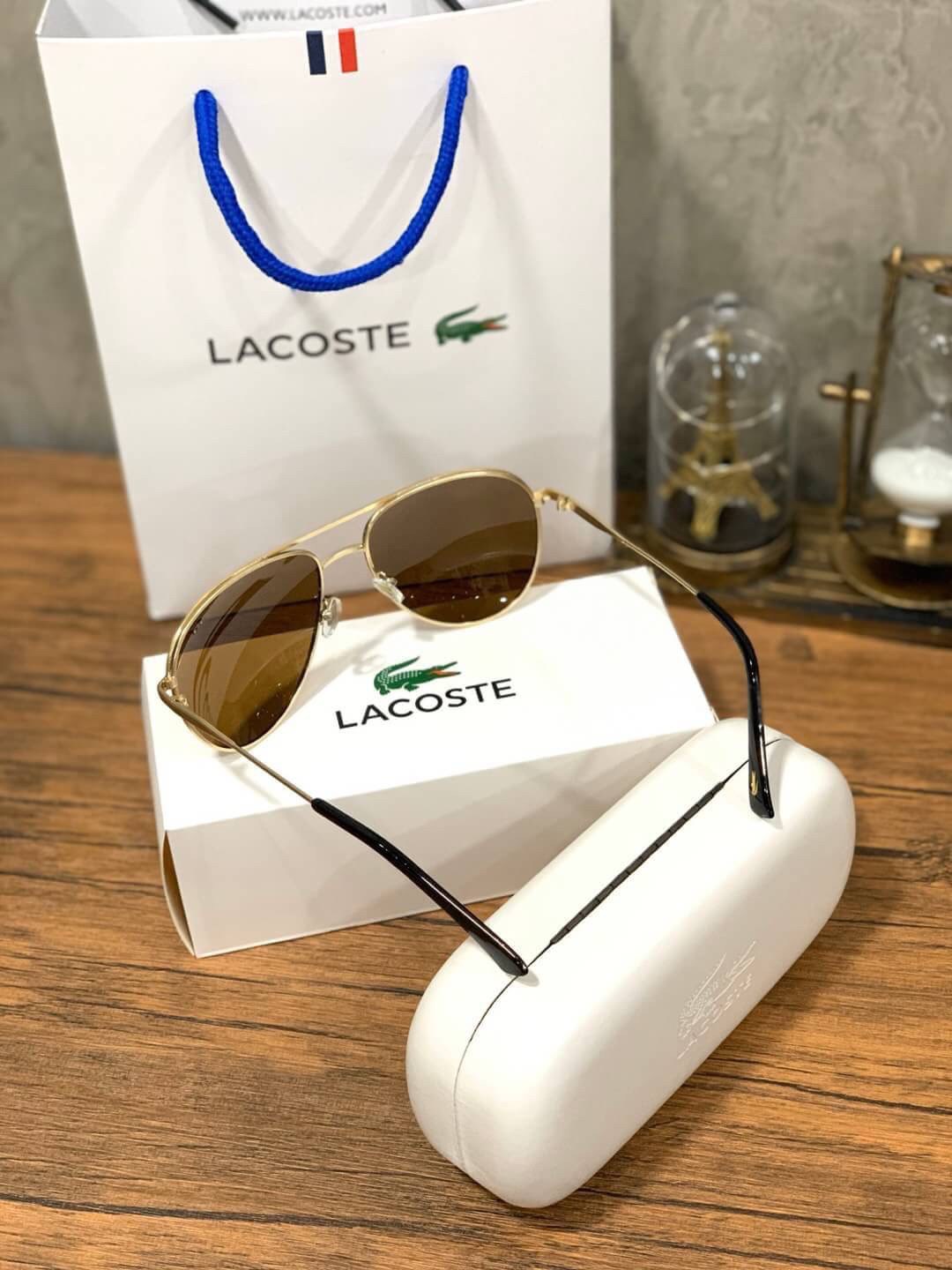 แว่นตา Lacoste Unisex Sunglasses แว่นตา Lacoste สไตล์ rayban ขนาดเลนส์กำลังดี หน้าเลนส์ติดโลโก้แบรนด์และปั๊มชื่อแบรนด์ ทรงคลาสสิคสีไม่มืดจนเกินไป ใช้ได้ทั้งชายและหญิงและชาย อุปกรณ์ฟูลเซ็ท มีทั้งกล่องแบรนด์สำหรับแว่น กล่องกระดาษ และถุงกระดาษแบรนด์ มอบเป็นข