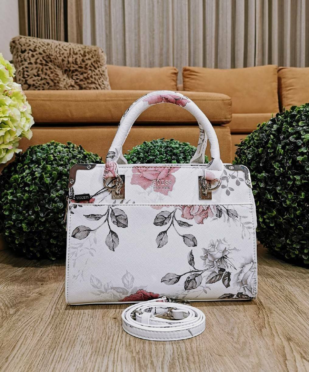 GUESS WOMAN CROSS BODY BAG กระเป๋าถือ/สะพายรุ่นใหม่ล่าสุดจาก GUESS FACTORY หนังสวยอยู่ทรงแข็งไม่ย้วย ขนาดกำลังดี น้ำหนักเบาด้านหน้าประดับโลโก้แบร์นพร้อมอะไหล่เงินที่หูหิ้วและมุมขอบกระเป๋าเพิ่มดีเทลเก๋ หูจับเเข็งแรงพับลงได้ เปิดปิดด้วยซิปสะดวกใช้ ภายในมีโล