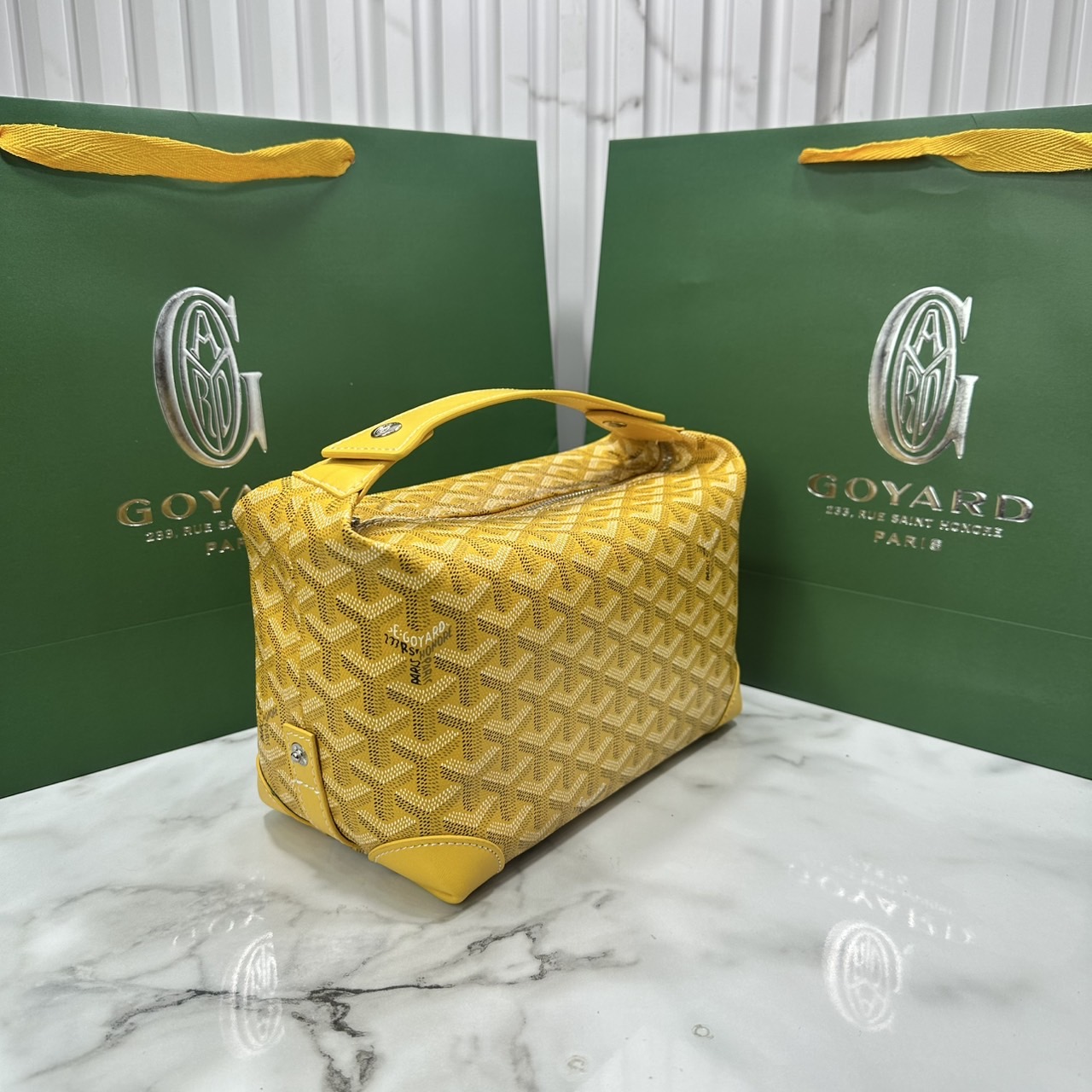 ORI หนังแท้ | Goyard Bowling 25 Toiletry Bag / Goyard Pouch กระเป๋าทรงพอช พร้อมสายถือจับถนัดมือใช้งานง่ายกะทัดรัด ตอบโจทย์ความเรียบง่ายแต่คลาสสิก ใช้ได้ทั้งชายหญิง หรูหรา ติดแกรมที่สุด เป็นรุ่นตามหา ที่ตอนนี้มีพร้อมส่งแล้วค่า