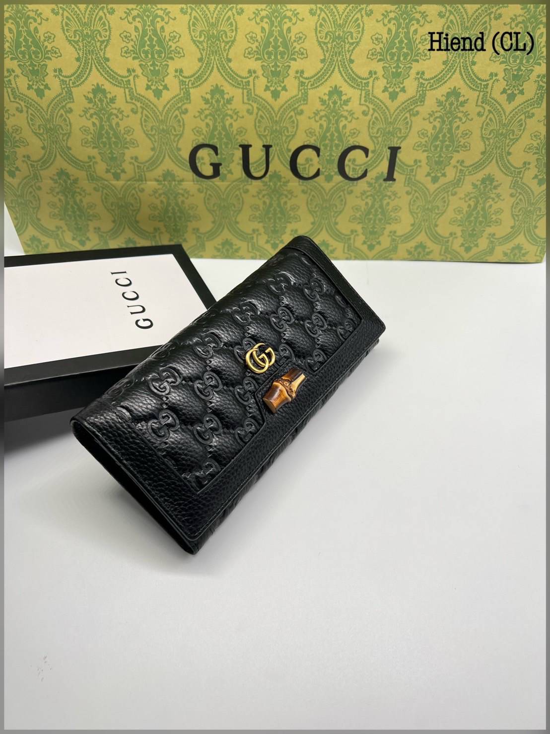 GUCCI LONG WALLET / GUCCI WALLET กระเป๋าสตางค์ใบยาว งานหนังแท้ ผสมผสานความสง่างามและคลาสสิกที่เข้ากับยุคสมัย ด้านหน้าโดดเด่นด้วยซิกเนเจอร์แบรนด์ เป็นอีกหนึ่งรุ่นที่ดาราเชเลปใช้กันเยอะมาก พร้อมส่งที่ไทย ภาพสินค้าถ่ายจากงานขายจริง ใช้งานต่างประเทศได้ค่ะ