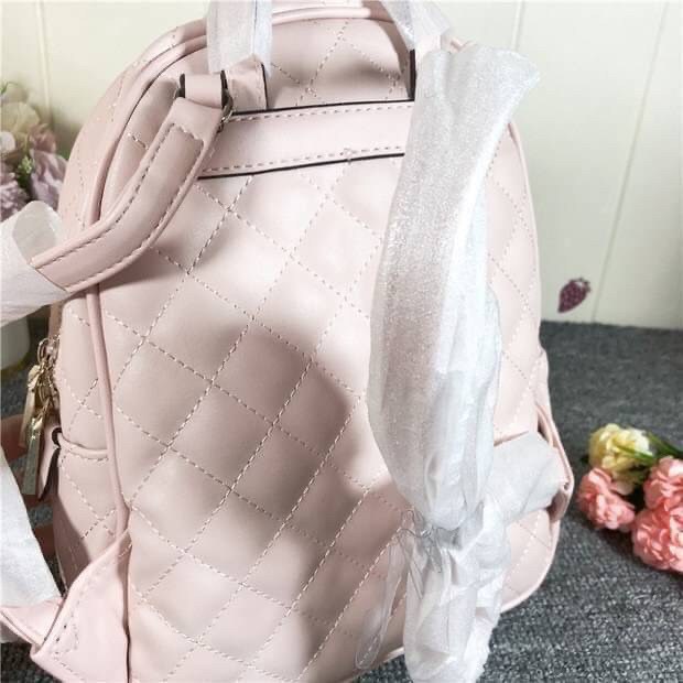GUESS ELLIANA BACKPACK BAG เป็นอีกรุ่นที่หายากค่ะ!! กระเป๋าสะพายหลัง วัสดุ pu คุณภาพดีหนังเรียบเดินด้ายลายนวม หนังนิ่ม นำ้หนักเบามาก