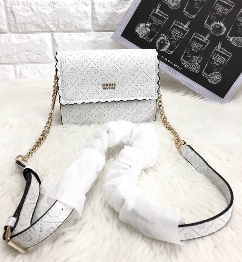 Guess Rayna Logo-Embossed Mini Crossbody กระเป๋าสะพายข้างทรง ครอสบอดี้ วัสดุหนัง pu ปั้มลาย Signature รอบใบรวมถึงสายยาว สวยตั้งอยู่ทรง ด้านหน้ามีโลโก้แบรนด์ เปิดปิดด้วยฝาปิดกระดุมแม่เหล็กซับในลายแบรนด์ มีช่องใส่บัตร ใส่มือถือ ของใช้จุกจิกได้เยอะ น้ำหนักเบ