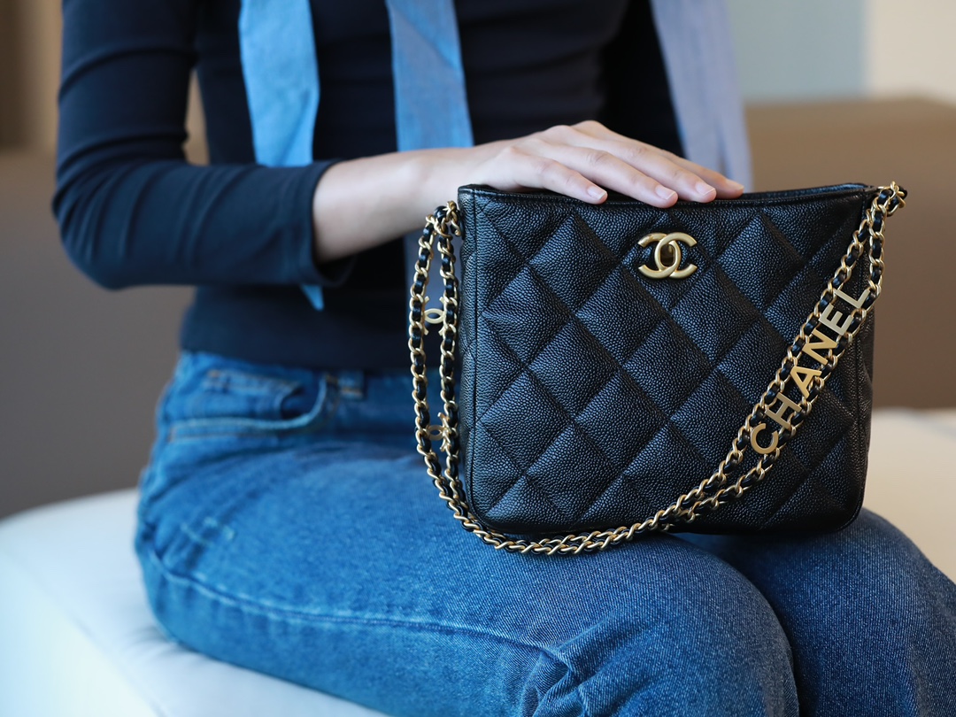Chanel 22s small hobo bag black caviar / CHANEL VIP GIFT CAVIER BAG กระเป๋าทรงสะพายข้าง ที่กำลังมาแรงมาในตอนนี้ ตัวกระเป๋าเป็นหนังลายคาเวียร์สวยหรูมาก อะไหล่ทองวินเทจทั้งใบ ด้านหน้าประดับโลโก้แบรนด์ เปิดปิดด้วยตัวหมุนล้อค ด้านในใส่กระเป๋าสตางค์ได้ถึงใบยาว