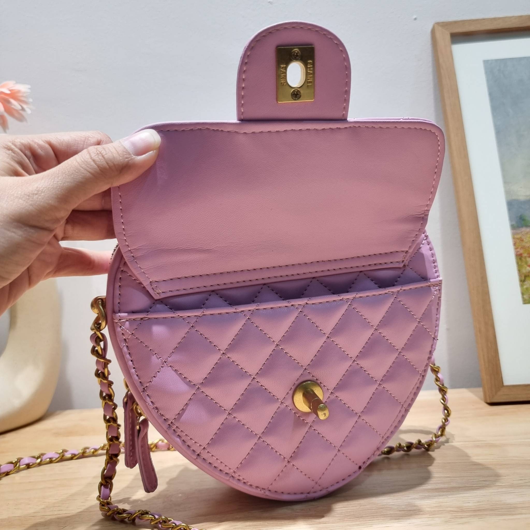 CHANEL Heart Bag Lambskin & Gold-Tone Meta สวยมาก มงลงมาก!! กระเป๋าสะพายสุดคิ้วท์ ที่ดีไซน์รูปทรงหัวใจไม่ซ้ำใคร น่ารักทุกสี น่าใช้ไปเลยแม่!! วัสดุหนังแกะฟอกสี เปิด-ปิดด้วยซิป ด้านหน้ามีช่องเก็บของจุกจิก ภายในเป็นช่องโล่ง ใส่มือถือ ใส่กระเป๋าสตางค์สั้นได้ 