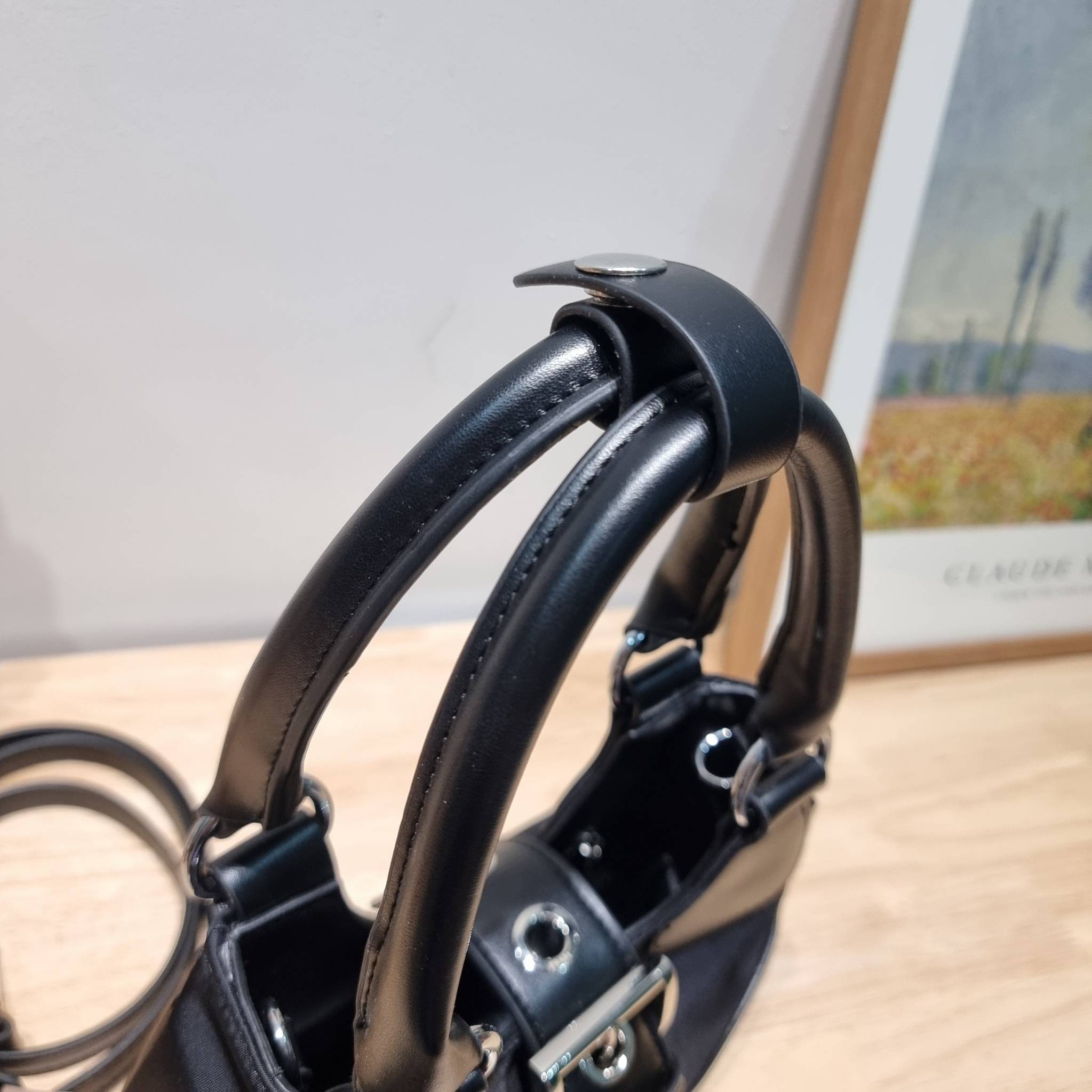 Prada Moon bag / PRADA RE-NYLON AND LEATHER MOON PADDED BAG ใหม่ล่าสุด กับคอลที่ใครๆเห็นก็ต้องรัก ขนาดกำลังน่ารัก ดีไซน์สวยดุ และยังดูแพงได้อีก