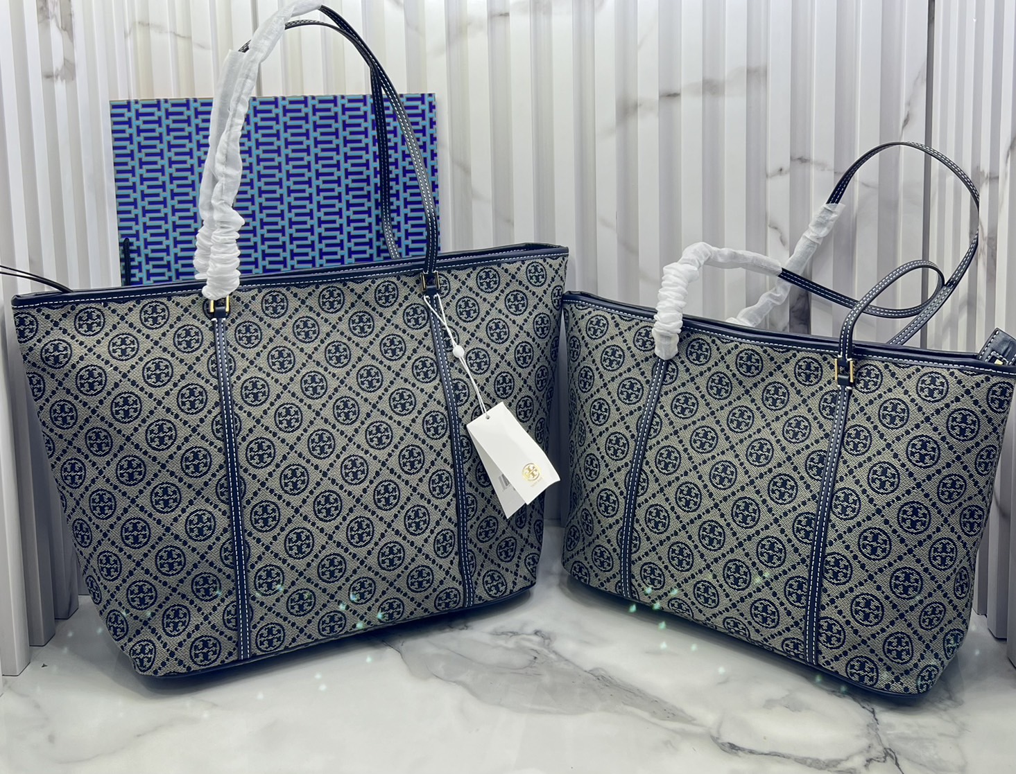 ORI หนังแท้ | Tory Burch T Monogram zip tote bag กระเป๋าทรงโท้ทใบใหญ่ทรงกว้างพร้อมใบเล็กเข้าเซ็ท ดีไซน์สายหนังแต่งคาดหน้า ตัวงานผ้าแจ็คการ์ดตัดขอบหนัง เดอะเบสท์ เซลเลอร์!!