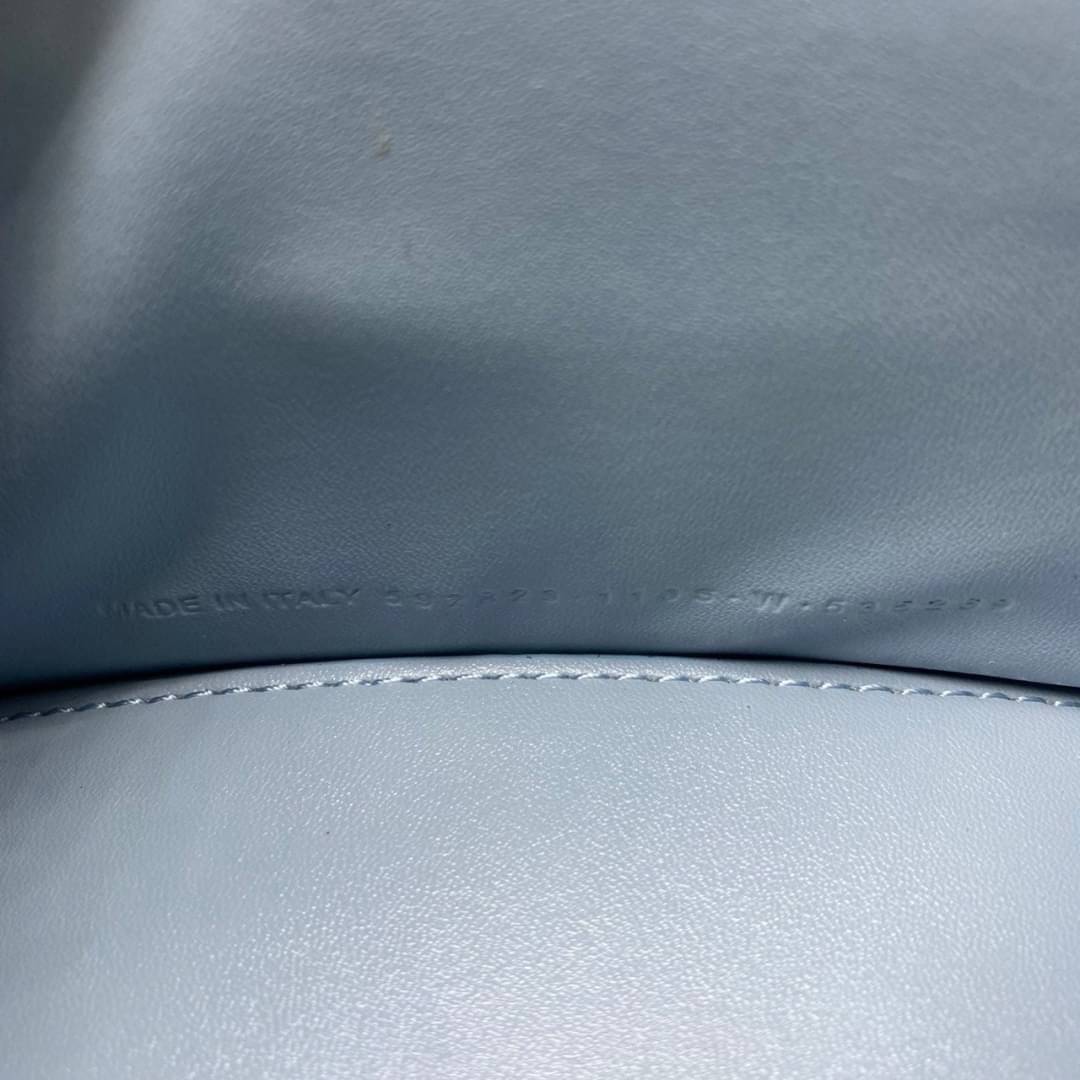 หนังแท้ BALENCIAGA HOURGLASS TOP HANDLE XS Shiny crocodile embossed calfskin การสร้างสรรค์ที่มีเอกลักษณ์เฉพาะตัว หรูหรา โทนสีโดดเด่น วัสดุหนังแท้ลายจระเข้ ภายในโล่งกว้างหนังแนปป้าอย่างดี เกรดออริจินอล ตอบโจทย์ได้ทุกลุค ทุกไลฟ์สไตล์ ภาพสินค้าถ่ายจากงานขายจ