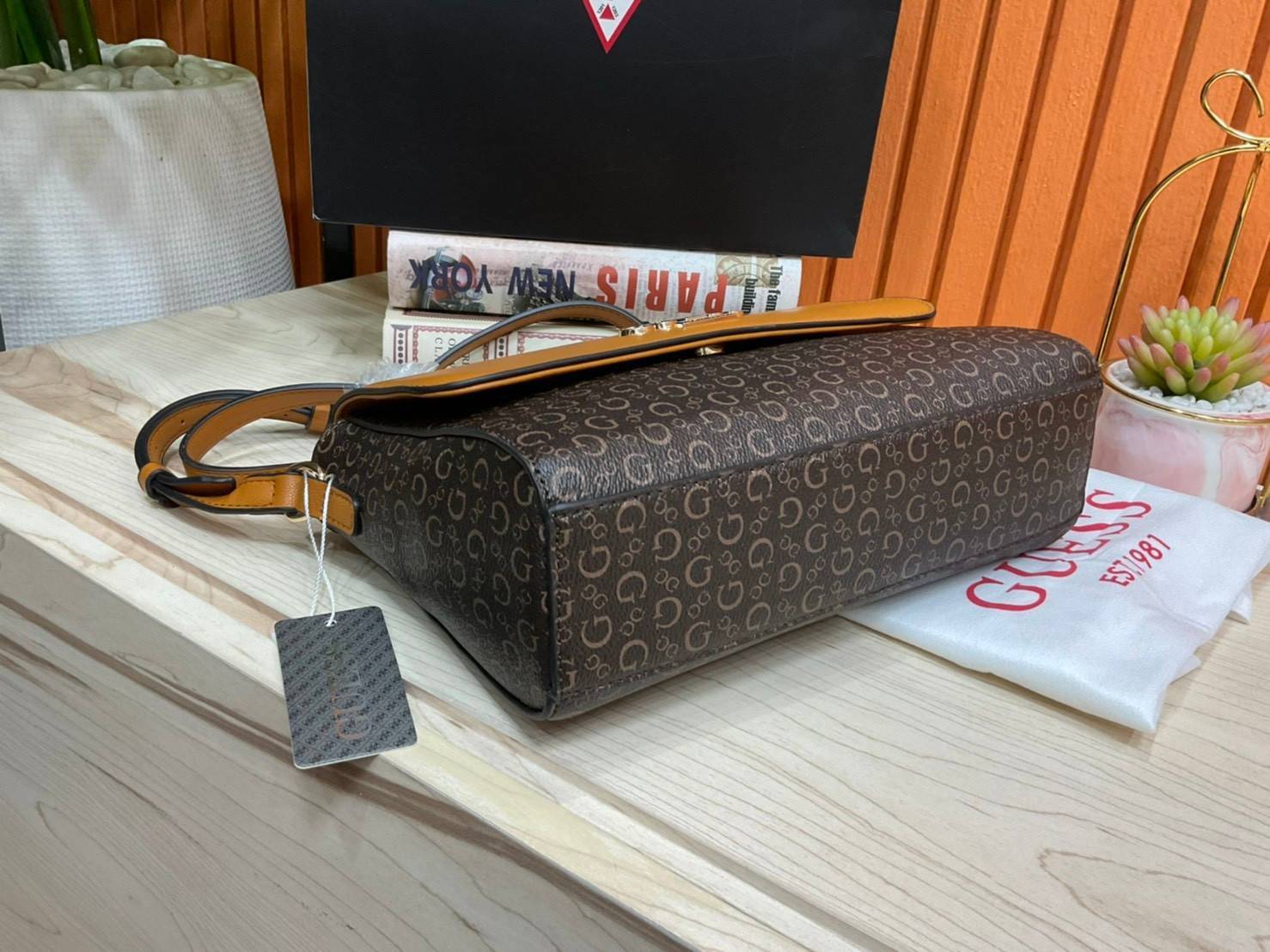 ของแท้ 💯% 】Guess Brit Crossbody Bag in Charcoal Signature Faux Leather and G Monogram Print with Black Leather Flap - Women's Sling Bag กระเป๋าสะพาย Crossbody ทรงเหลี่ยม รุ่นยอดนิยมอีกรุ่นหนึ่งของ Guess ตัวหนังคือดีงามทรงสวย หนังนิ่มน่าใช้มาก