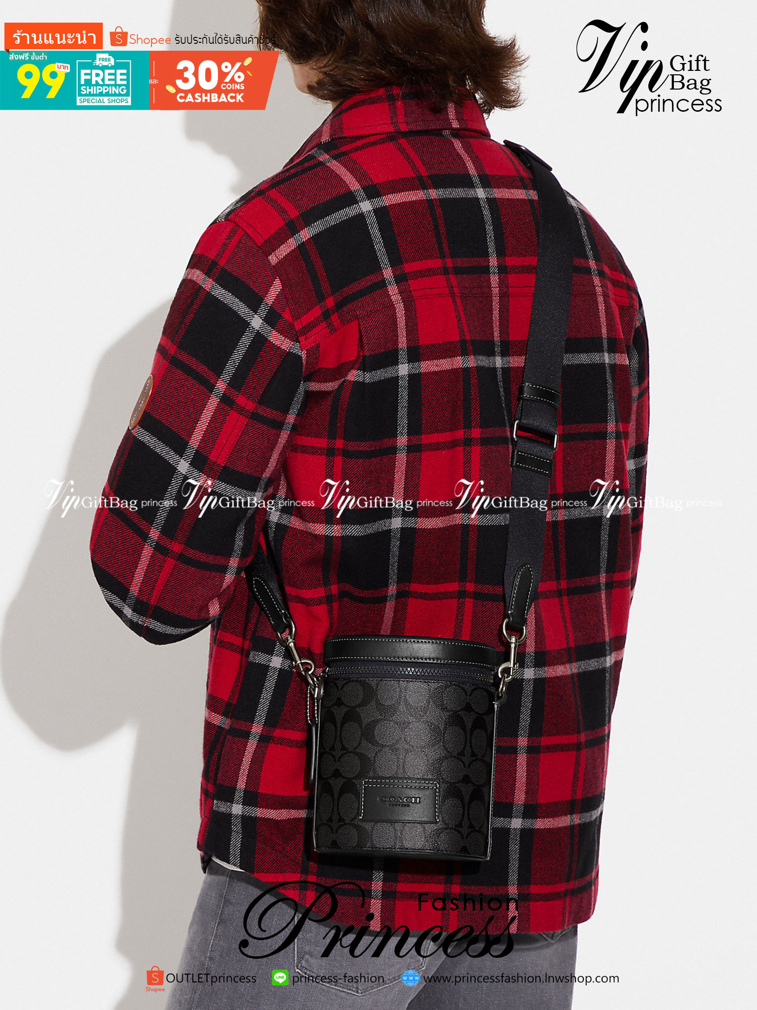 Coach Barrel Crossbody In Signature Canvas C9843 กระเป๋าถือสุดชิคตามแบบฉบับของ Coach ใบนี้หยิบมาแมตช์กับเสื้อผ้าได้ง่ายมาก ใช้งานได้แบบยูนิเซท ทั้งชายและหญิง เพราะมีดีไซน์ที่เรียบเก๋