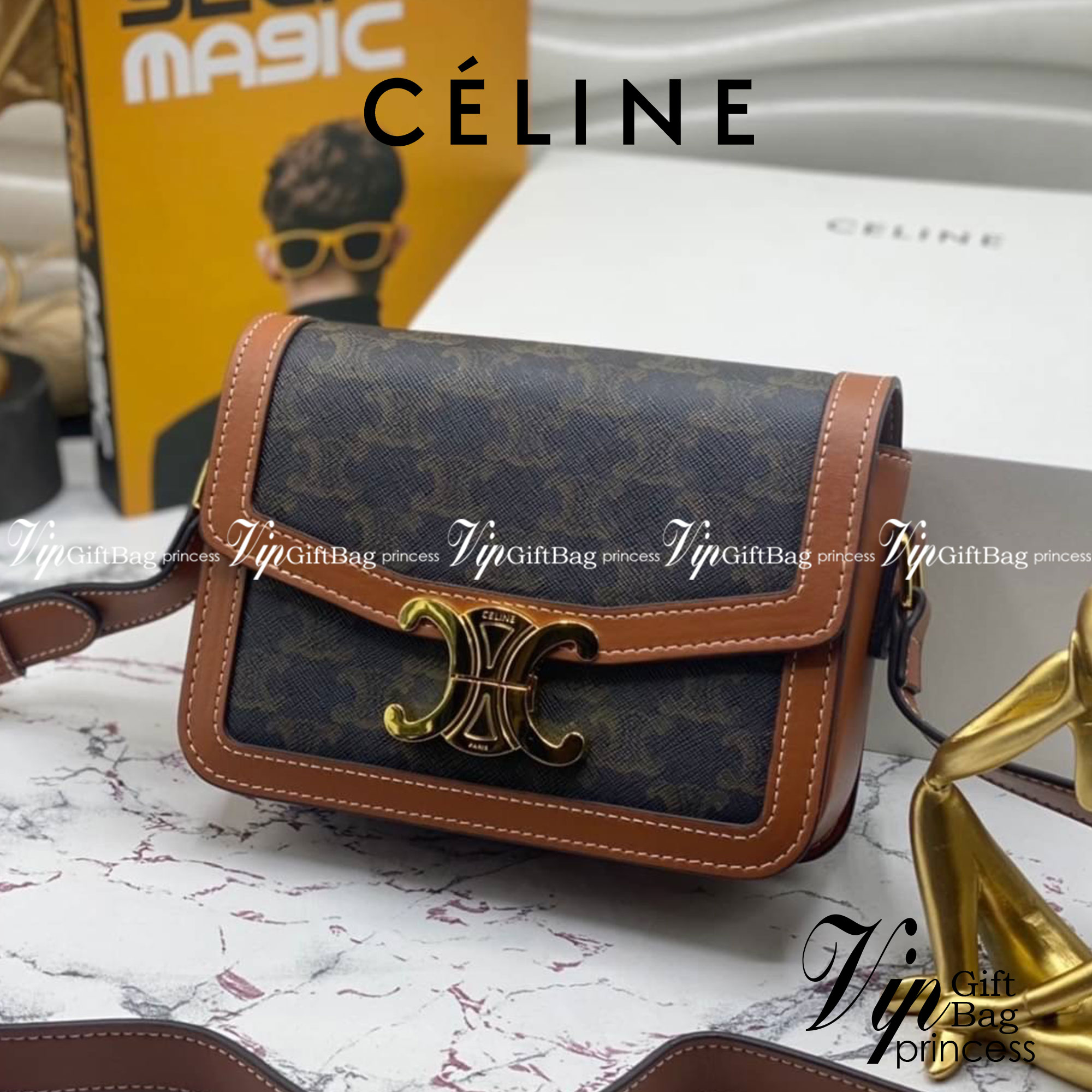 CELINE TRIOMPHE CROSSBODY BAG / CELINE TEEN ดีไซน์ยอดนิยมสไตล์ LISA ทรงสี่เหลี่ยมหนังสวยหรูอยู่ทรงเปิดปิดด้วยฝาปิดโลโก้แบรนด์อะไหล่ทอง ภายในมีช่องหลัก ช่องย่อย และช่องซิป สามารถใส่มือถือของใช้จุกจิกได้เยอะ มาพร้อมสายสะพายหนังยาวปรับระดับได้ จะสะพายไหล่ CR