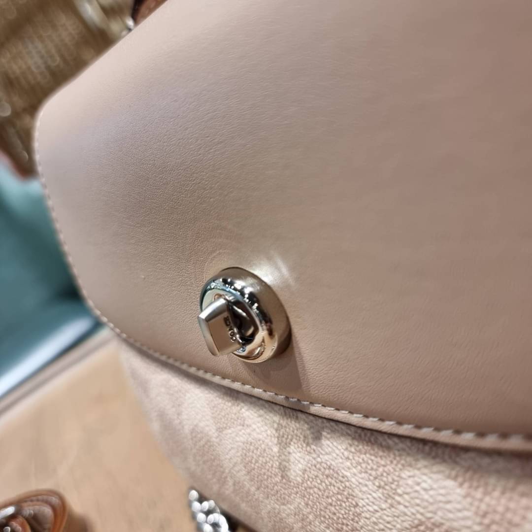 COACH 89089 CASSIE CROSSBODY 19 IN SIGNATURE CANVAS คัมแบ็คแล้วจ้า!! เรียบหรู ดูดี ต้องไอเท็มนี้เลย!! กระเป๋าสะพายข้าง สุดพิเศษ!! มีสายมาให้ถึง 3 แบบ!! สลับใช้แมทช์ตามสไตล์ได้เลย วัสดุหนังแคนวาสสลับหนังแท้ บอกเลยว่าสวยทุกสีนะคอลนี้ เปิด-ปิดด้วยตัวบิดล็อค 