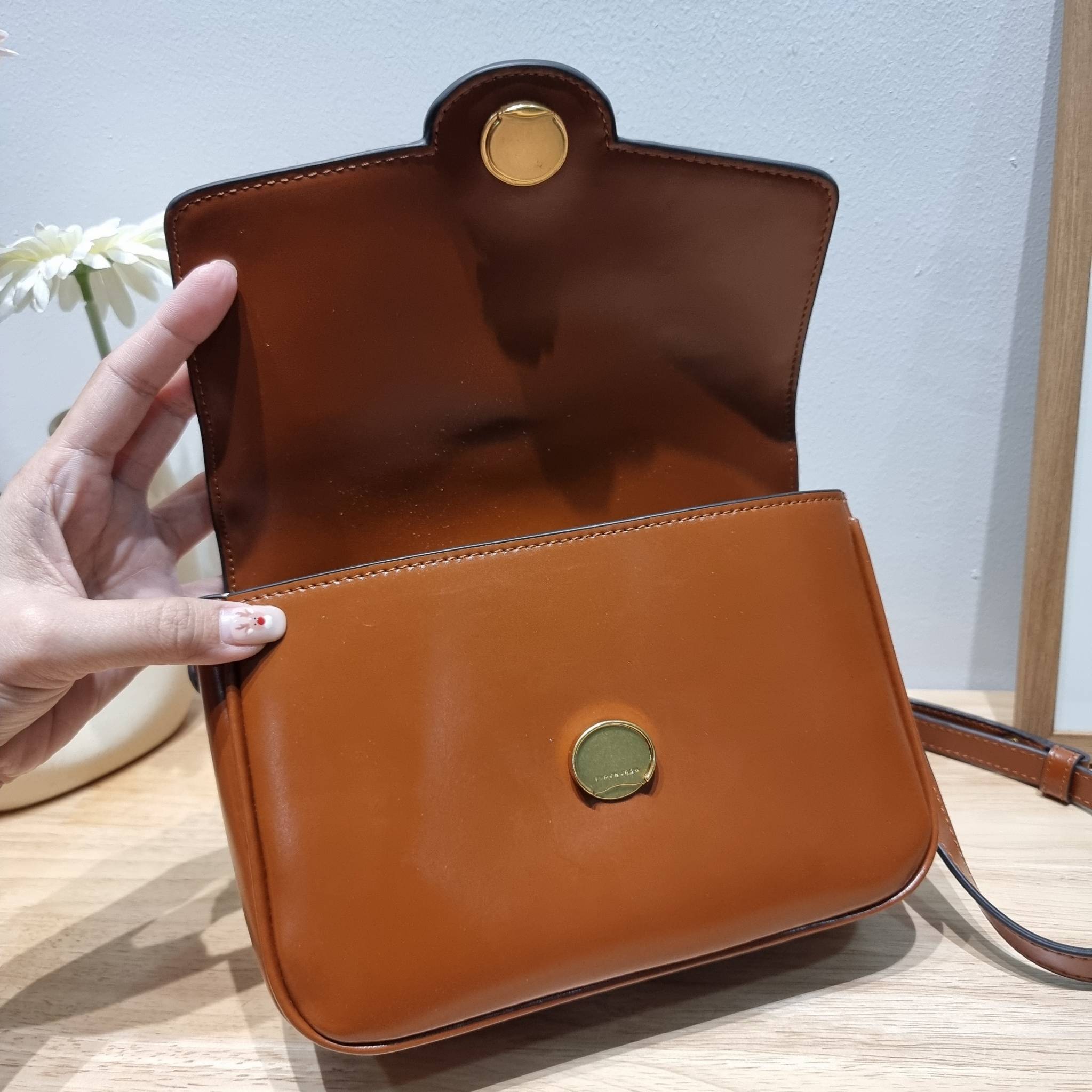 TORY BURCH ROBINSON SPAZZOLATO CONVERTIBLE SHOULDER BAG คอลเลคชั่นใหม่ สวยก่อนใคร ในราคาสุดคุ้ม! กับกระเป๋าสะพายไหล่ ดีไซน์สุดหรู หนังแก้วเงาสวยคม สีผู้ดี รูปทรงใช้งานได้ทุกลุค