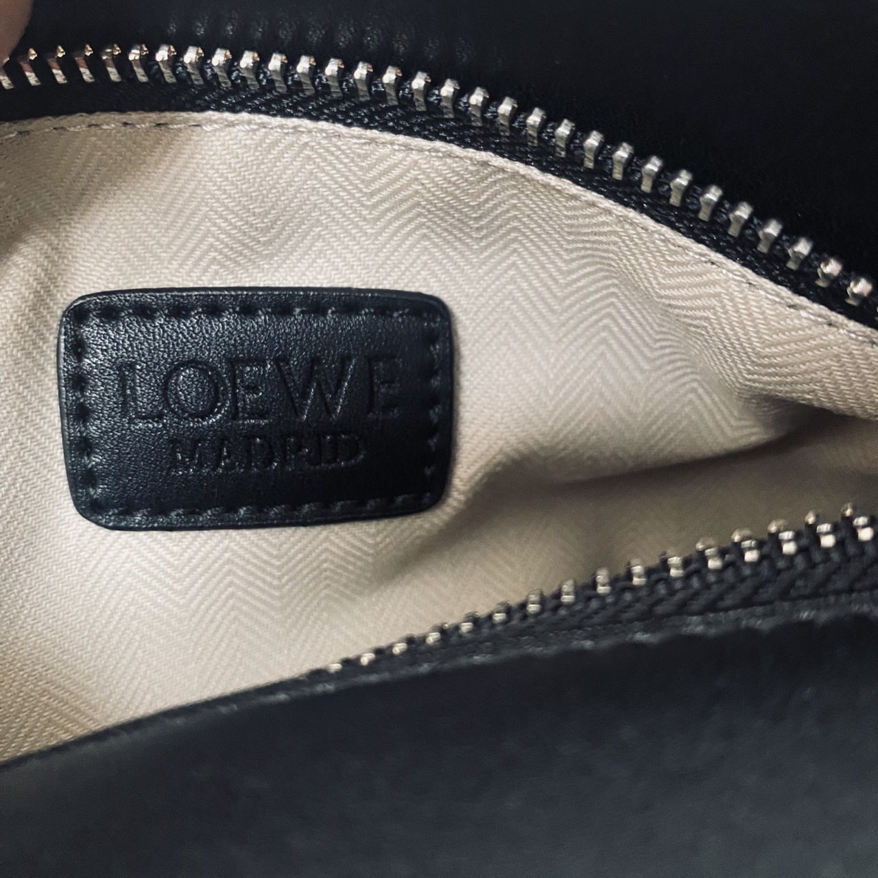 LOEWE Puzzle bag in smooth leather กระเป๋าสะพายทรงกล่องเรียบแต่หรูคูลและเท่ห์ สุดยอดแบรนด์ที่ดีไซน์เป็นเอกลักษณ์ โดดเด่น สไตล์พัซเซิล ใช้ได้ทั้งชายหญิง