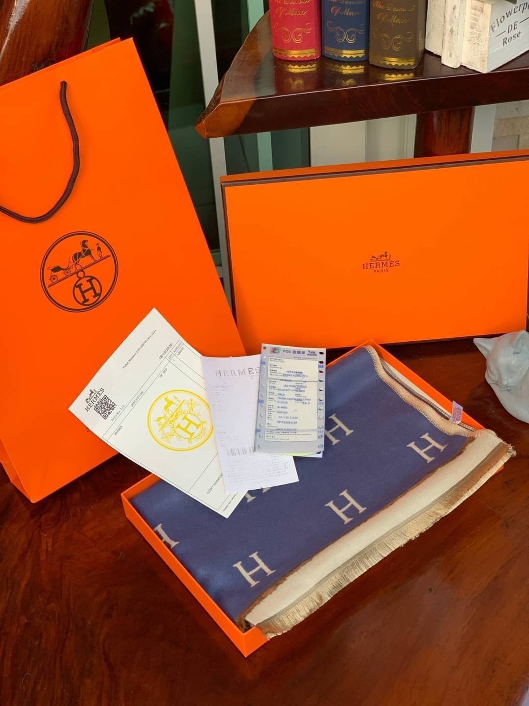 Hermes Women’s Scarves Accessories Scarf อีกหนึ่งแบรนด์ดังจากปารีส ด้วยงานพรีเมี่ยมกิ้ฟ ส่งมอบความรู้สึกดีๆให้กับคนที่คุณรัก ในรูปแบบผ้าพันคอและผ้าคุมไหล่ผืนใหญ่ให้ความอบอุ่น ถักทอด้วยผ้าcashmere ผ้าเนื้อดี สัมผัสนุ่มมือ ทอลายในตัว สีและลายคมชัด เหมาะสำหร