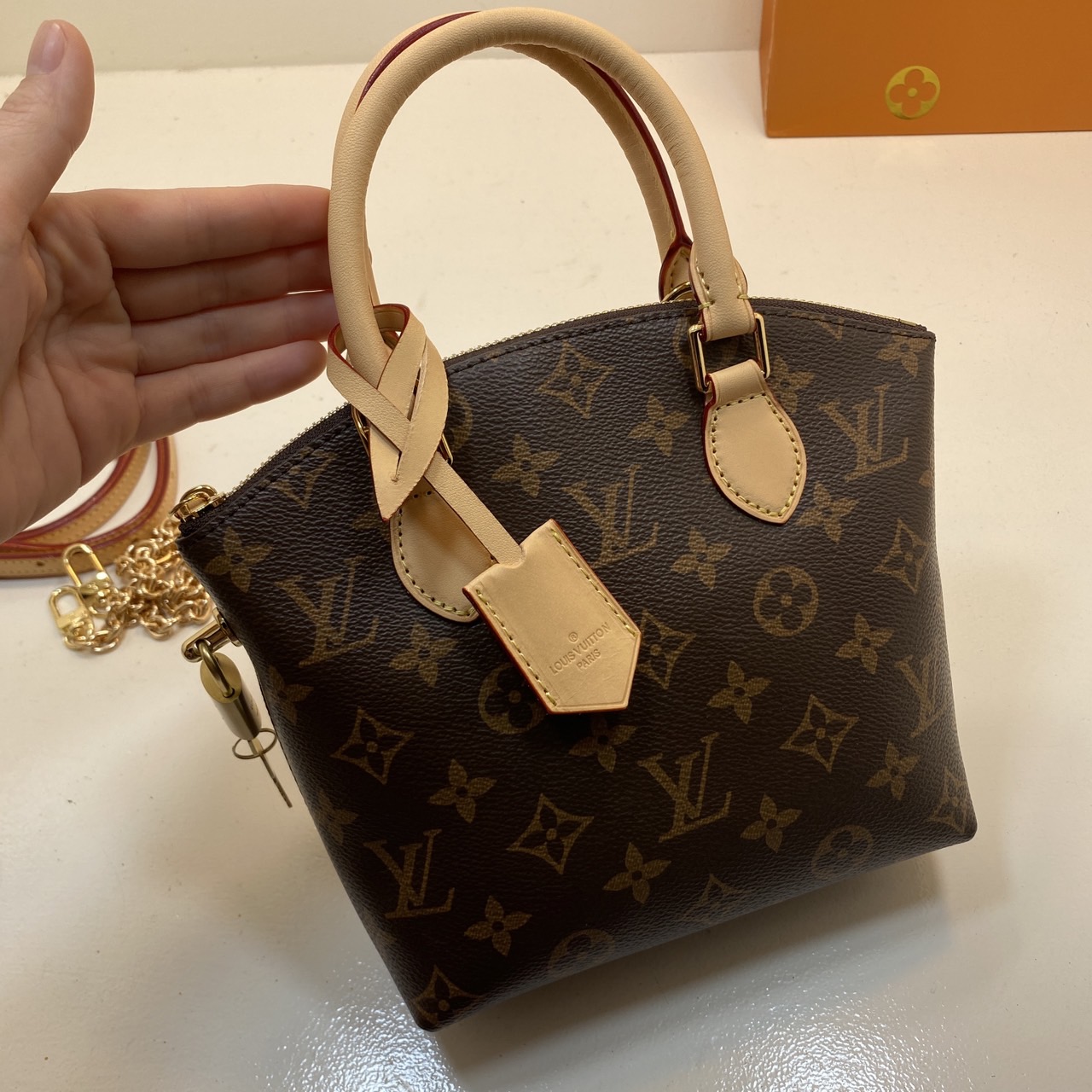LV Lockit BB bag กระเป๋าถือทรงโท้ทวินเทจรุ่นยอดนิยม พร้อมสายโซ่และสายหนัง ปรับใช้งานได้หลายโอกาส สวยงามเป็นอมตะ เกรดออริ 1:1 ใช้งานต่างประเทศได้