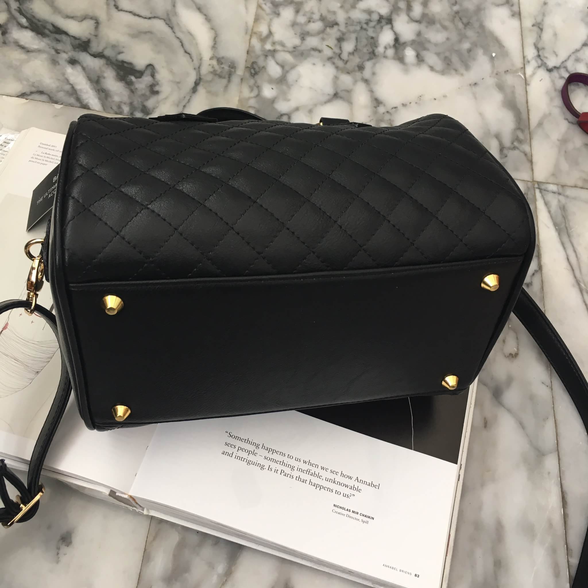 รุ่นใหม่ล่าสุด ขนาด มินิ หนังแกะสวยมากคะ สีเข้าใหม่ >> สี classy black รุ่น KEEP quited leather Pillow bag สวย น่ารัก ขนาดตอบทุกโจทย์การใช้งาน เห็นแล้ว #หลงรักเลยคะ ตัวกระเป๋าขนาดกำลังดี จุของคุ้ม หนังแกะ สวยมาก ดูแลรักษาง่าย #ตกแต่งด้วยพวงกุญแจปอมๆ