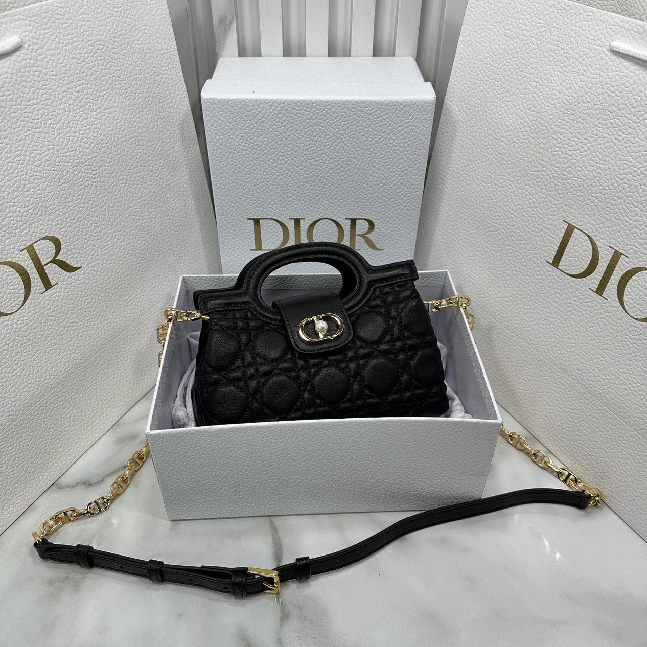 ORI หนังแท้ | Dior Jolie Top Handle Mini Bag กระเป๋าสะพายโจลี่ไซส์มินิหูจับในตัว ดีไซน์หรูหรา โดดเด่นด้วยฝาพับโลหะสีทอง ประดับมุกเรซินสีขาว มาพร้อมสายโซ่มีหนังรองบ่า สะพายไหล่หรือสะพายข้างได้ ทั้งกลางวันและกลางคืน