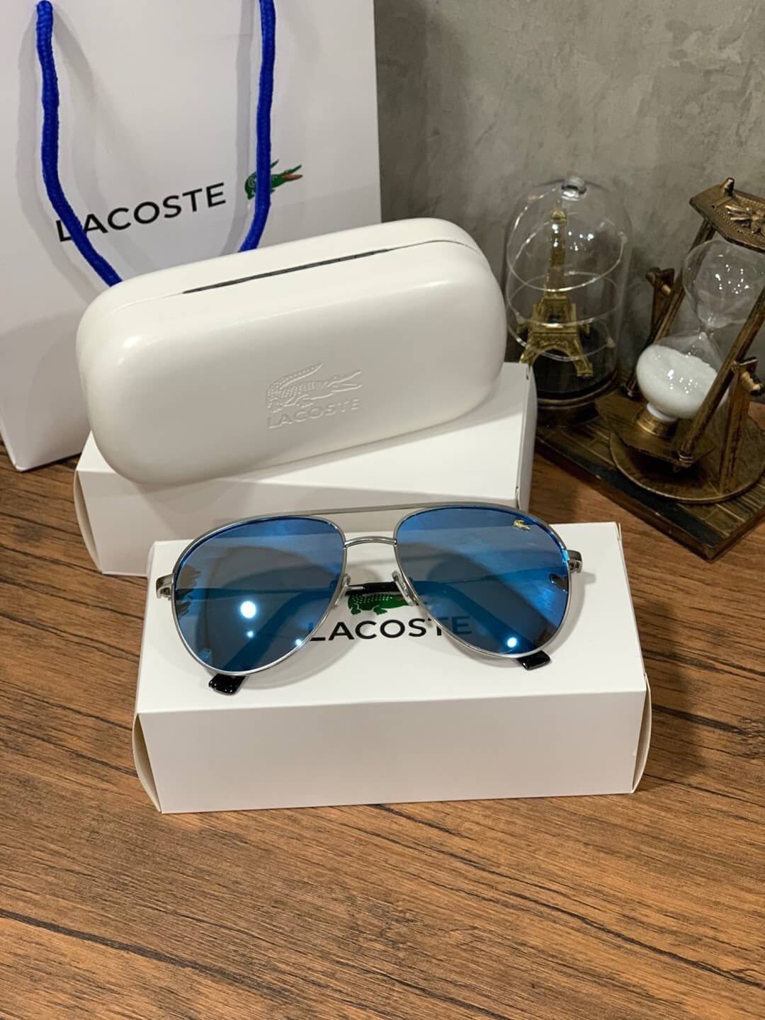แว่นตา Lacoste Unisex Sunglasses แว่นตา Lacoste สไตล์ rayban ขนาดเลนส์กำลังดี หน้าเลนส์ติดโลโก้แบรนด์และปั๊มชื่อแบรนด์ ทรงคลาสสิคสีไม่มืดจนเกินไป ใช้ได้ทั้งชายและหญิงและชาย อุปกรณ์ฟูลเซ็ท มีทั้งกล่องแบรนด์สำหรับแว่น กล่องกระดาษ และถุงกระดาษแบรนด์ มอบเป็นข
