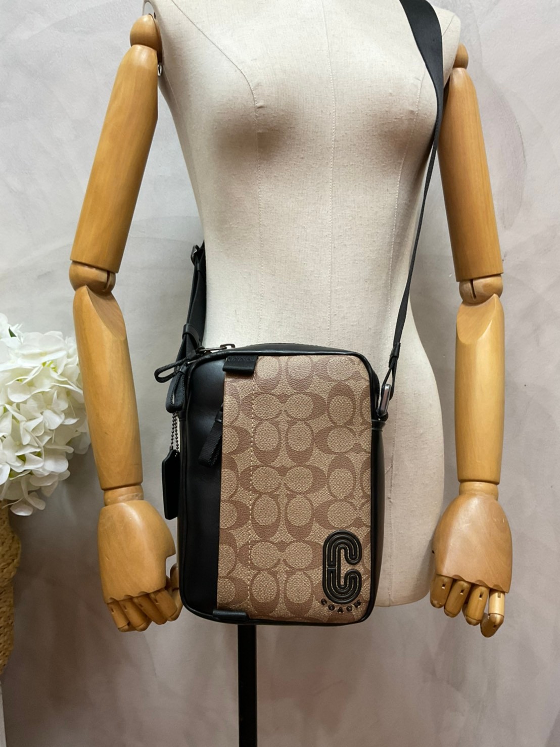 COACH NORTH/SOUTH EDGE CROSSBODY (COACH 5626) IN SIGNATURE CANVAS (COACH 6788) กระเป๋าสะพายผู้ชาย กระเป๋าสะพายรุ่นใหม่ ชนช็อป (!!)รุ่นหายาก สี COBALT MULTI วัสดุทำจาก หนังลูกวัวแท้ เนื้อเรียบ พิมพ์ลาย ขนาดกำลังดี