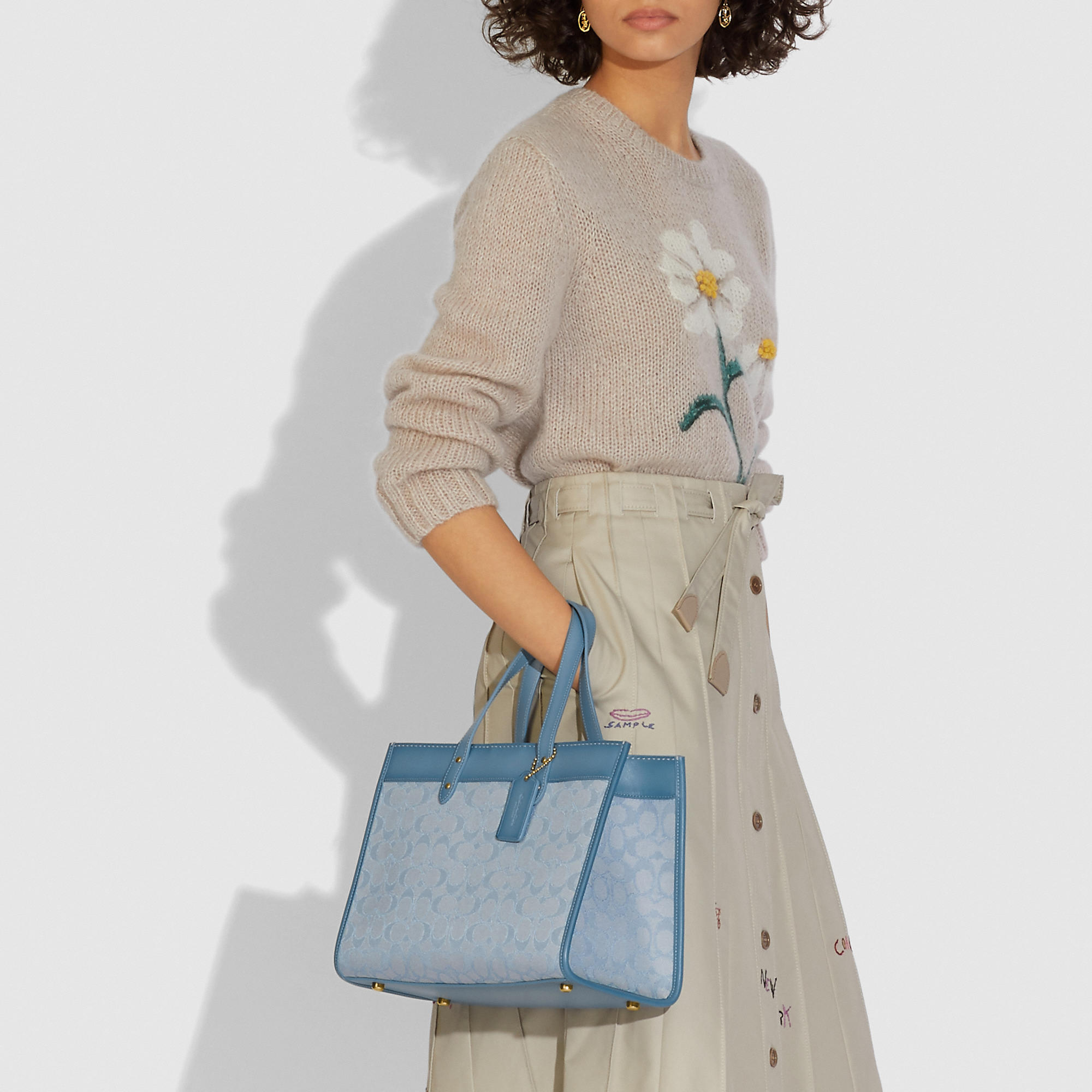 สวยๆ เคลียสต๊อค มีไม่มากจร้าา! COACH TOTE FIELD JACQUARD BAG ((C3282)) กระเป๋าหิ้ว//สะพายข้าง JacquardลายC+หนังแท้ สวยงามลงตัวมากๆค่ะ ปากกระเป๋าเปิดปิดแบบกระดุมแม่เหล็ก ภายในกว้าง สาวๆทีาสัมภาระเยอะบอกเลยเหมาะมากค่ะ